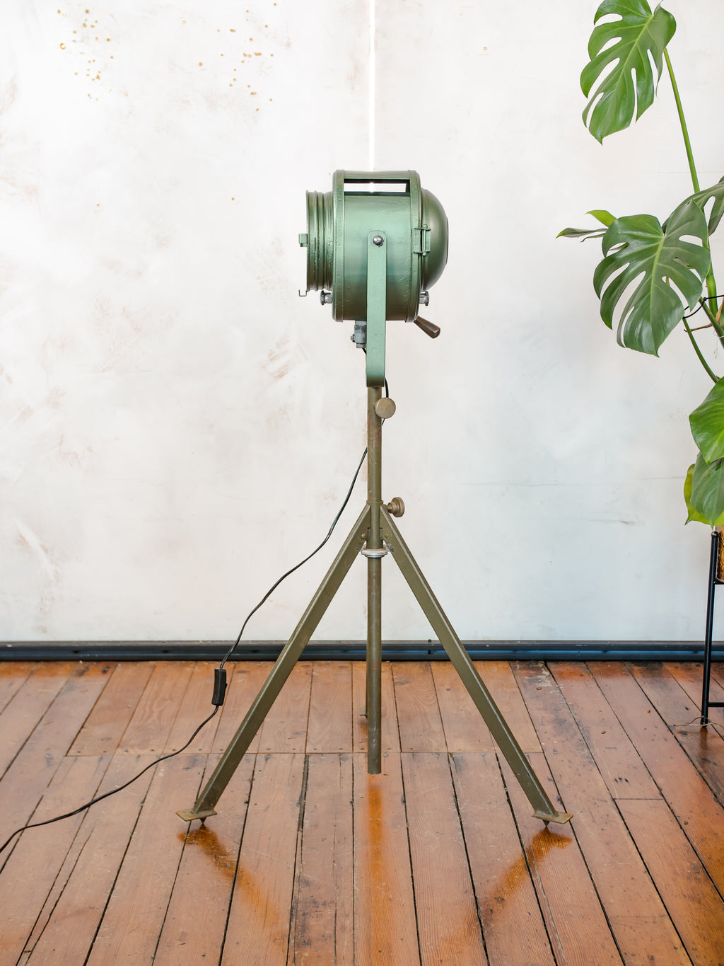 1950s A.E. Cremer Paris Film Projector on Tripod, Green Industrial Theatre Floor lamp, Loft lighting, French Antique Spotlight