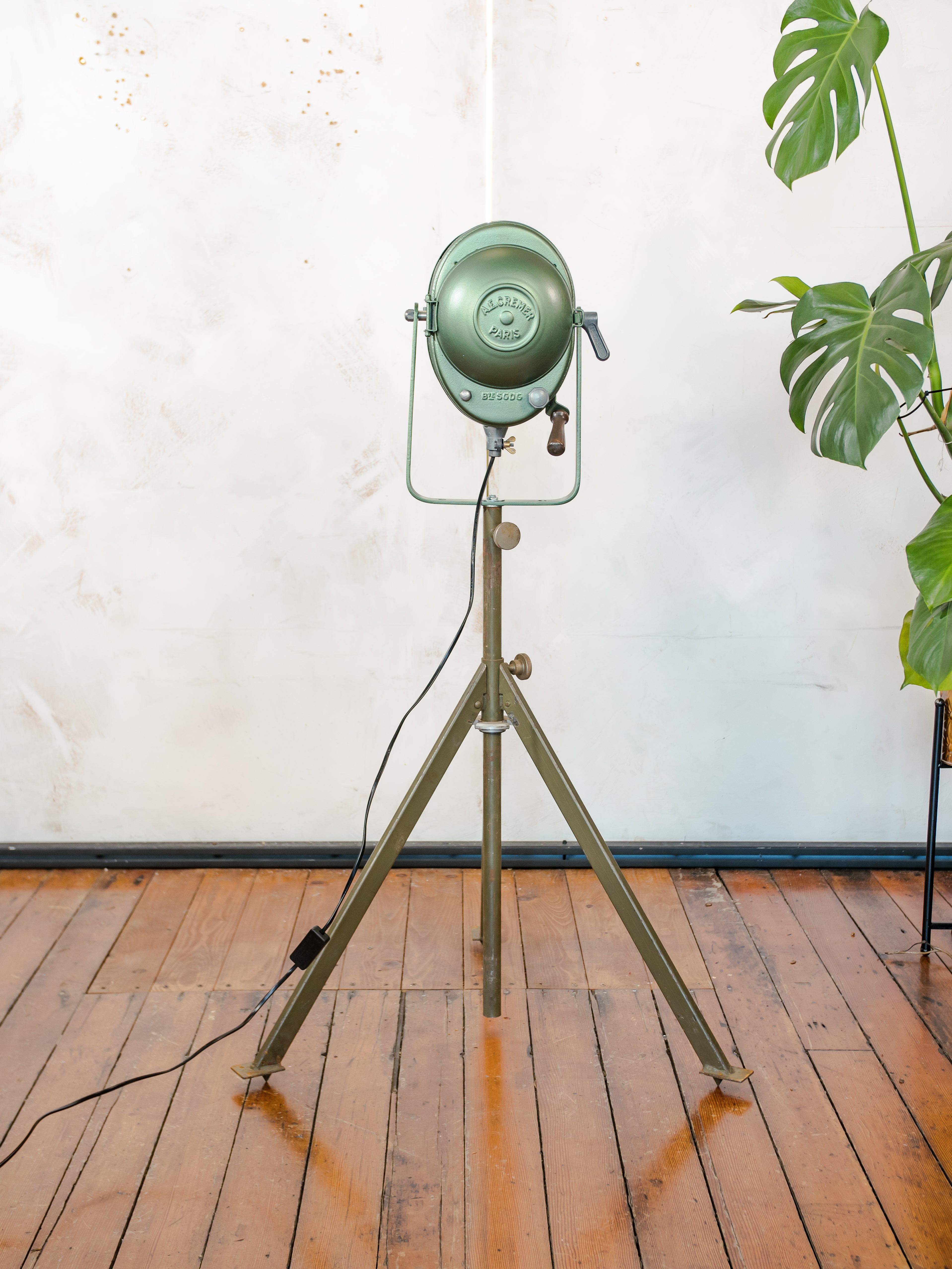 1950s A.E. Cremer Paris Film Projector on Tripod, Green Industrial Theatre Floor lamp, Loft lighting, French Antique Spotlight