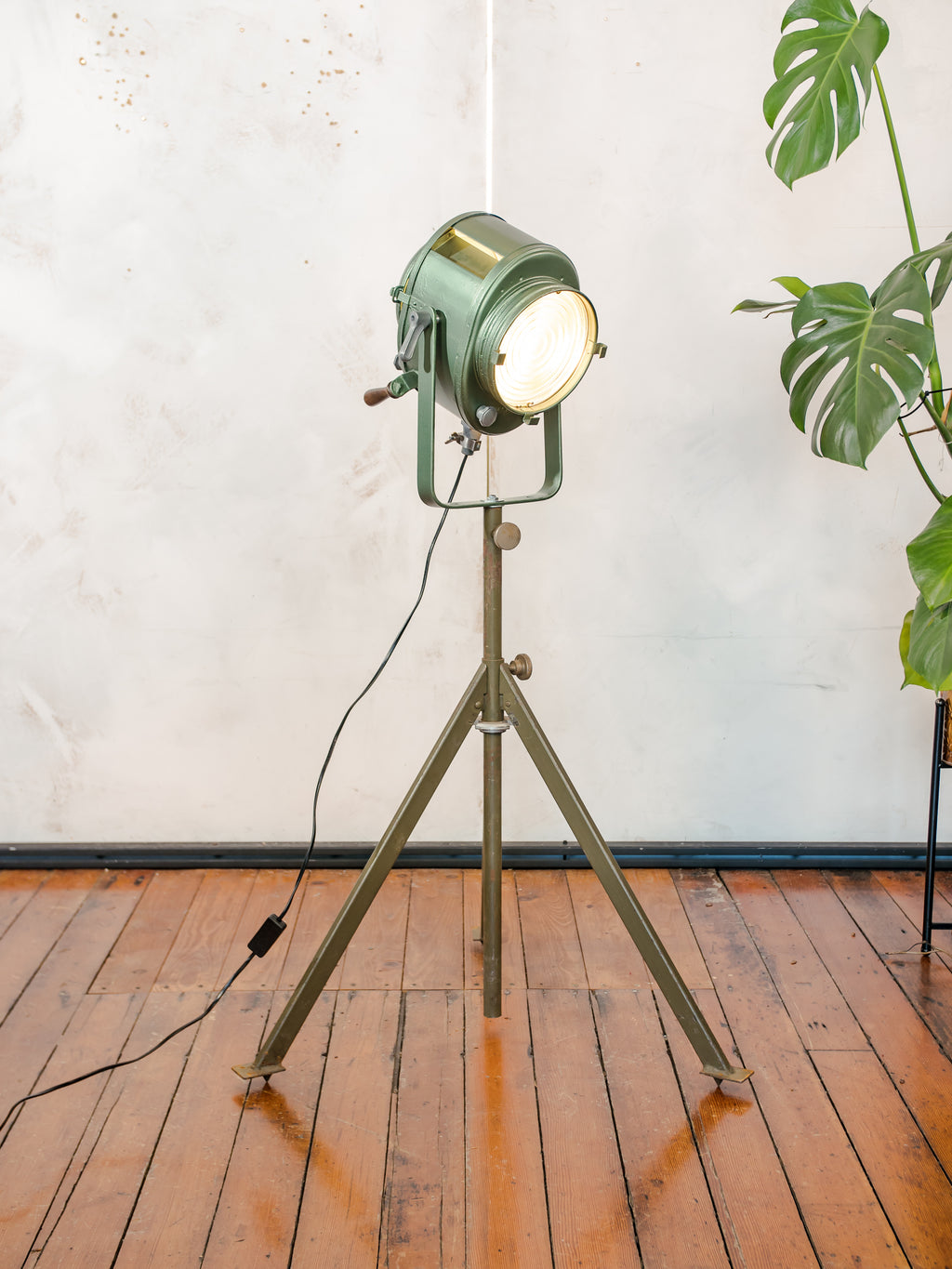 1950s A.E. Cremer Paris Film Projector on Tripod, Green Industrial Theatre Floor lamp, Loft lighting, French Antique Spotlight