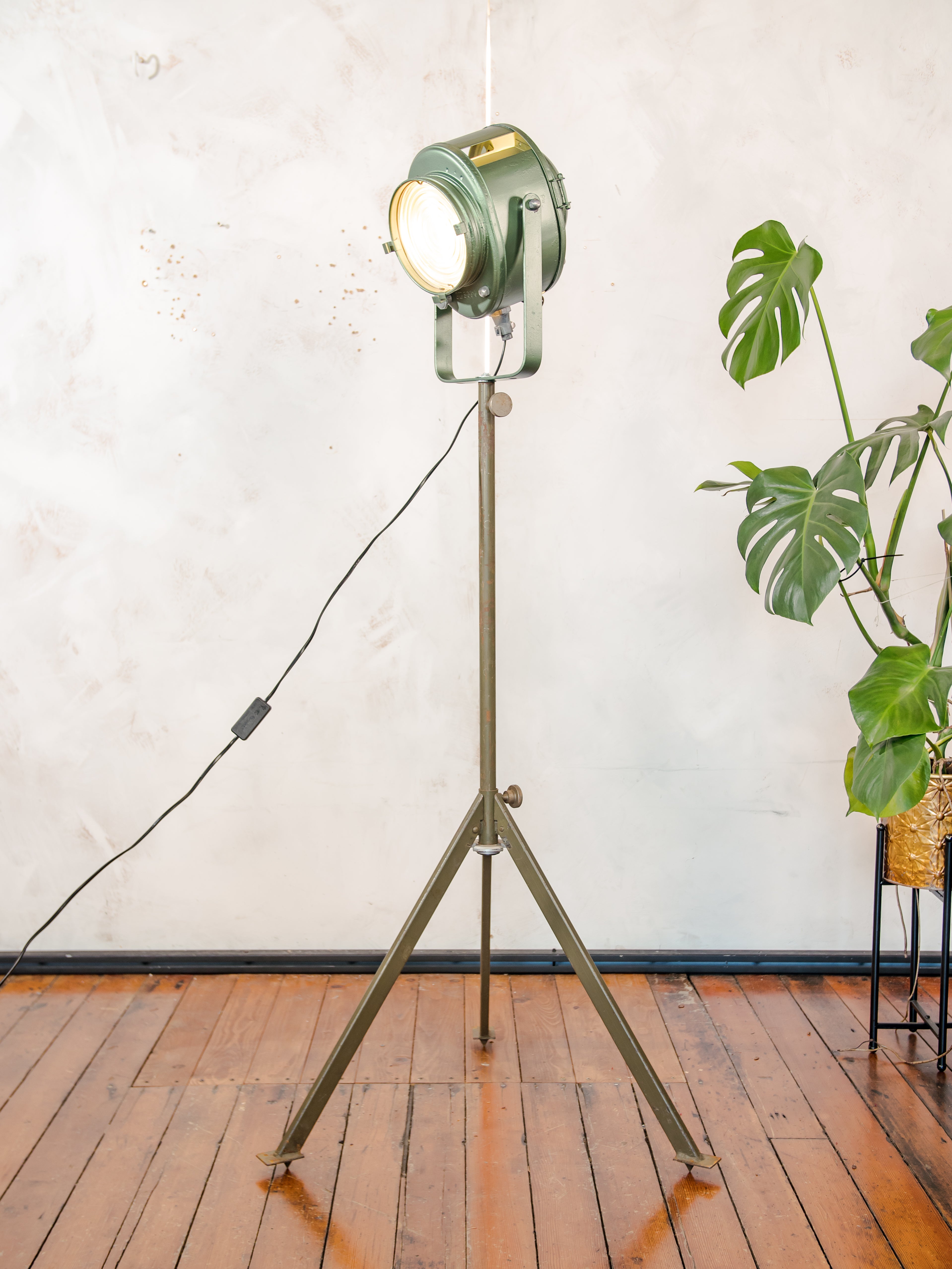 1950s A.E. Cremer Paris Film Projector on Tripod, Green Industrial Theatre Floor lamp, Loft lighting, French Antique Spotlight