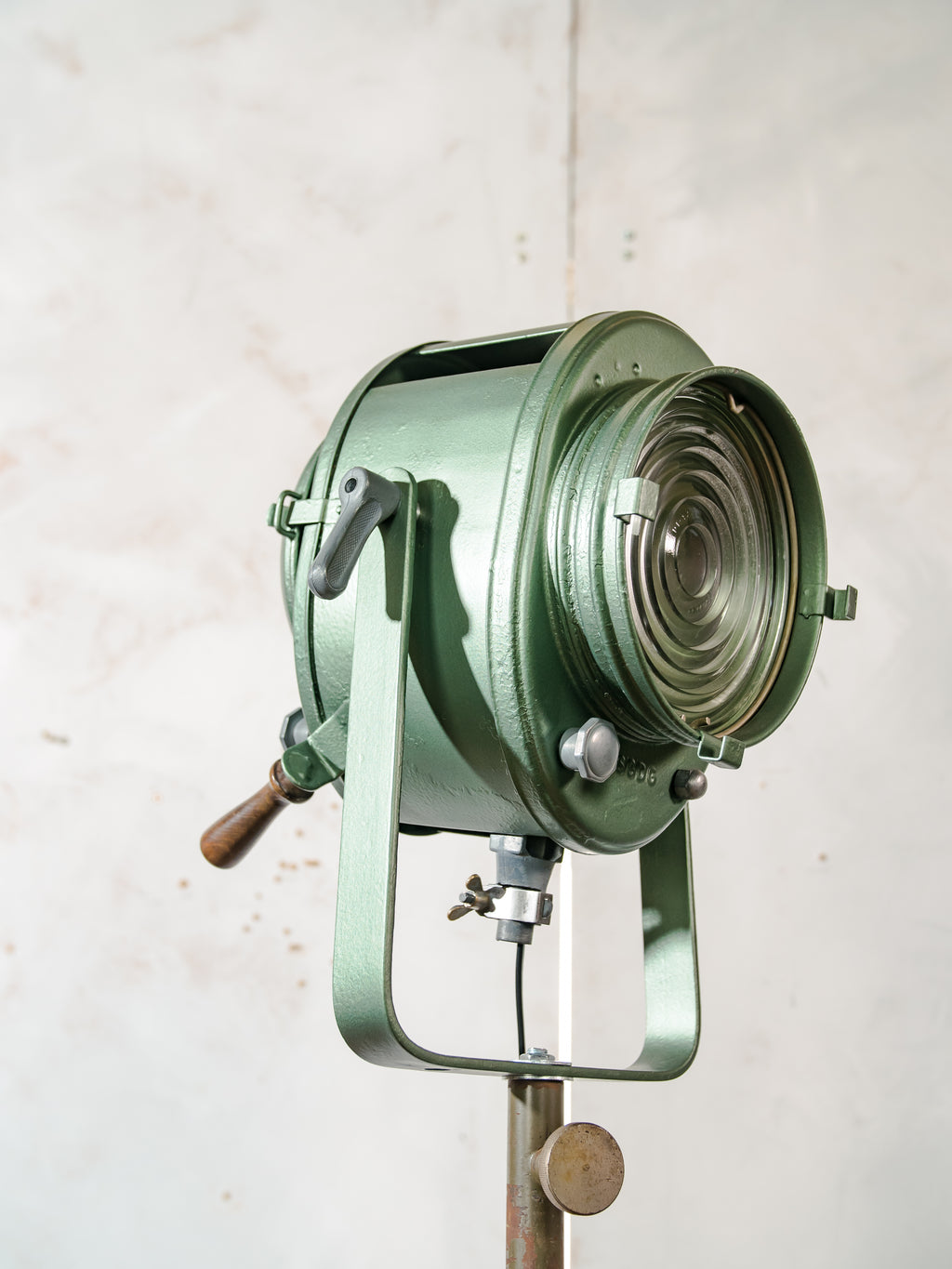 1950s A.E. Cremer Paris Film Projector on Tripod, Green Industrial Theatre Floor lamp, Loft lighting, French Antique Spotlight