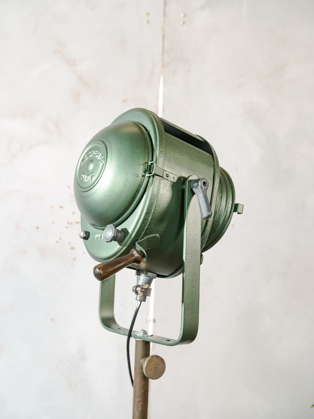 1950s A.E. Cremer Paris Film Projector on Tripod, Green Industrial Theatre Floor lamp, Loft lighting, French Antique Spotlight