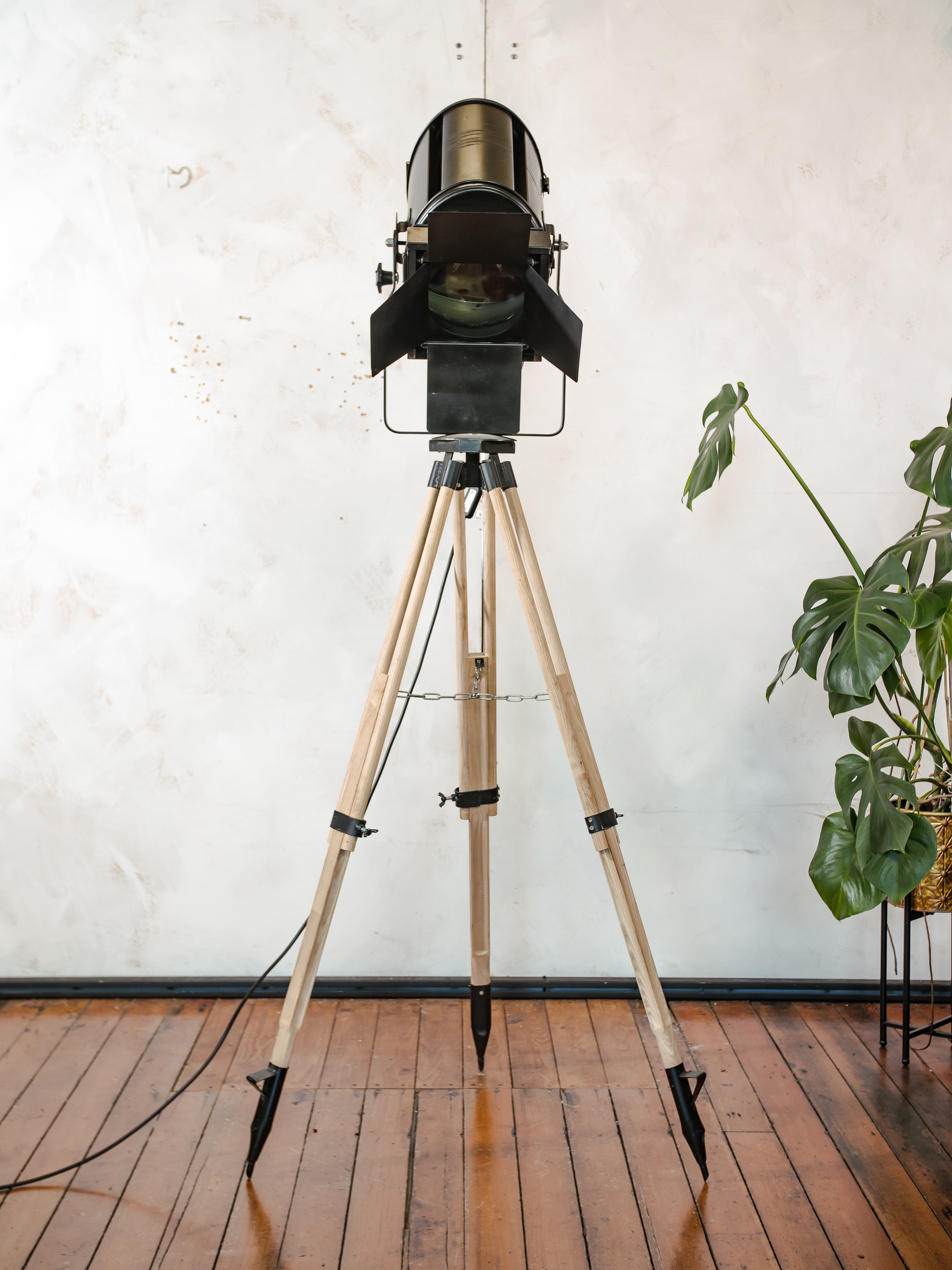 Theater vloerlamp uit de jaren 50, A.E. Cremer Paris Spotlight op verstelbaar houten statief, met barndoors, Franse antieke verlichting