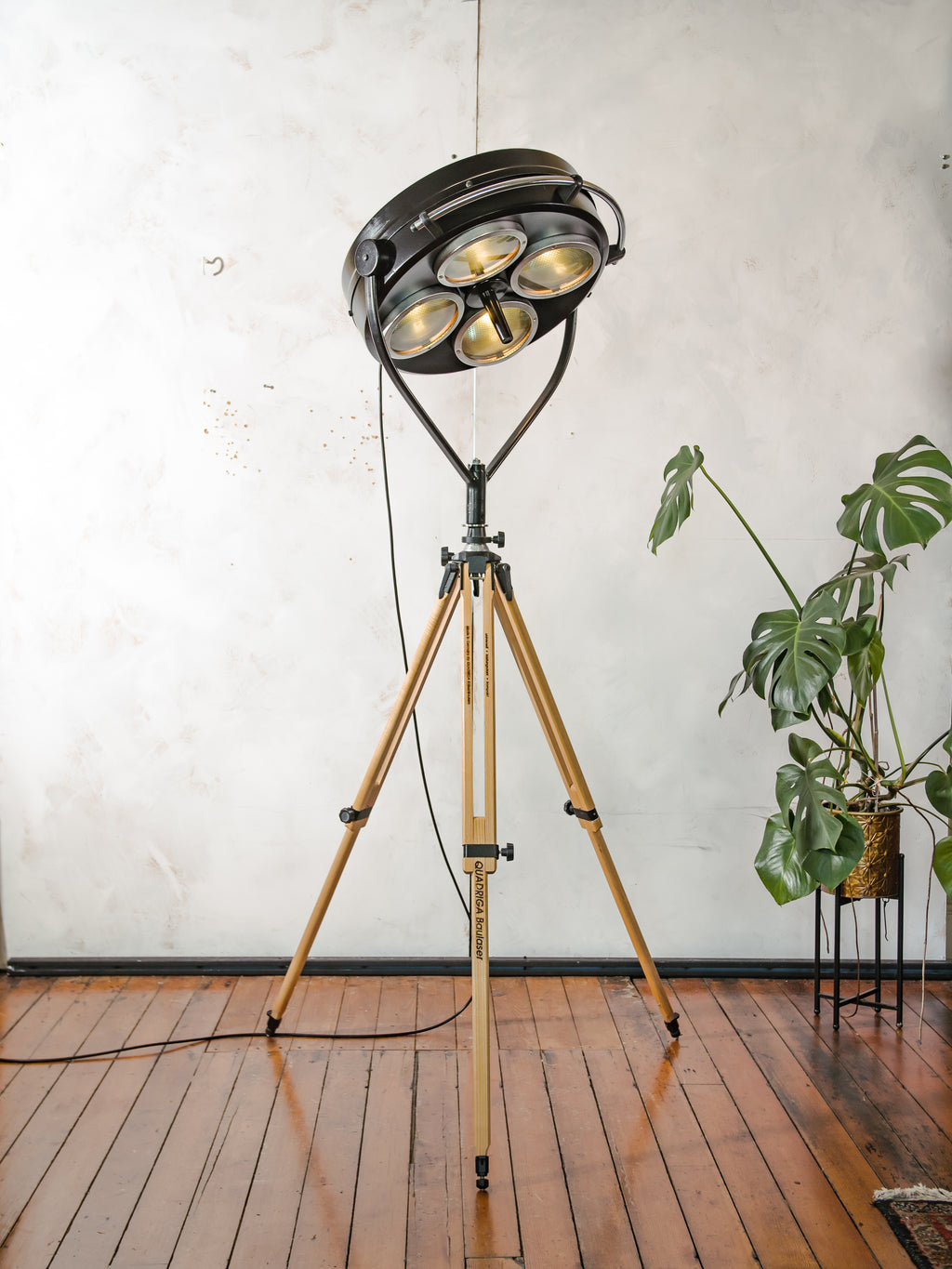 Vintage zwarte operatielamp van FAMED op houten statief, op maat gemaakte medische vloerlamp, gerecyclede chirurgische spot, 4-weg lamp met blauwe lenzen