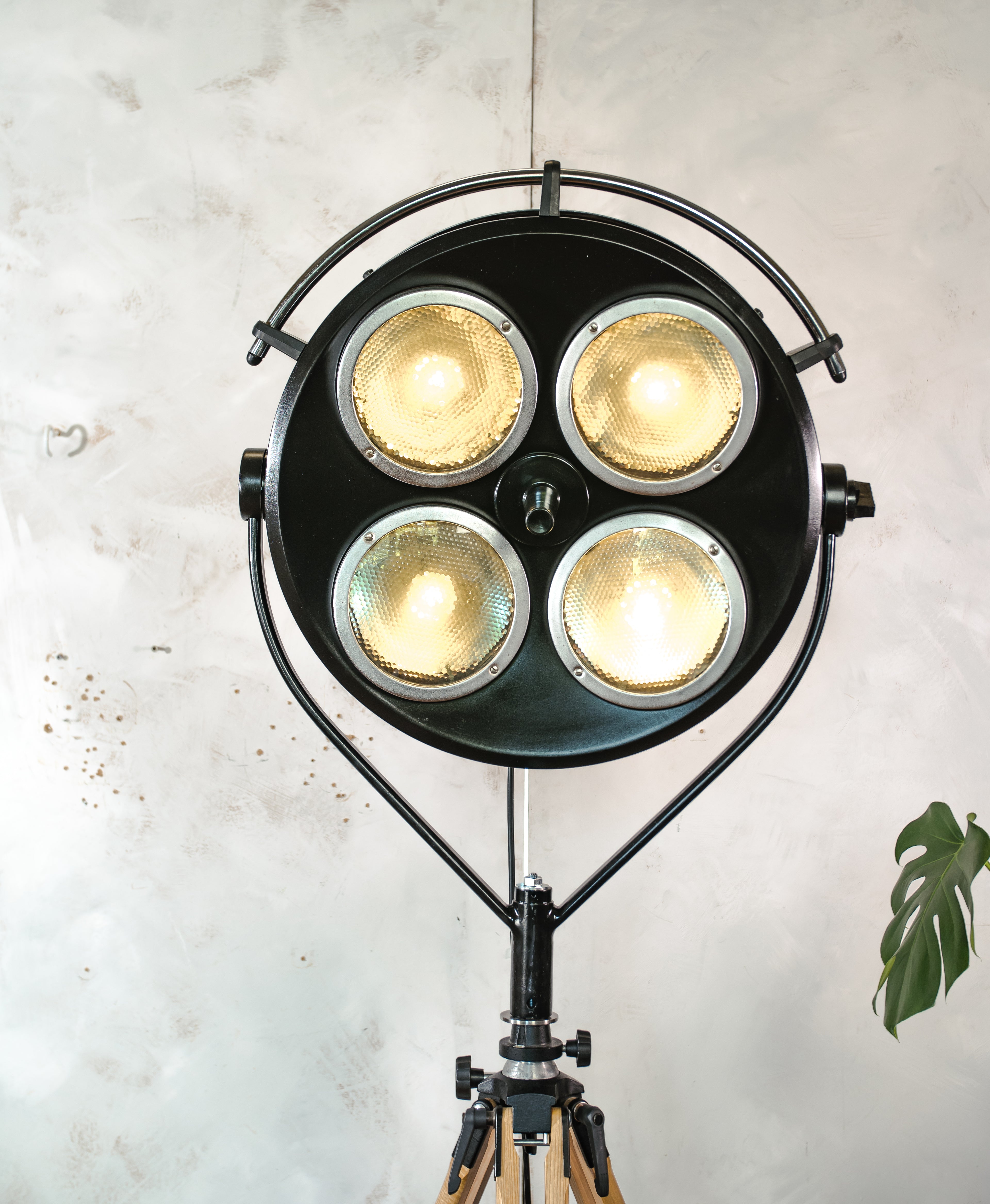Vintage zwarte operatielamp van FAMED op houten statief, op maat gemaakte medische vloerlamp, gerecyclede chirurgische spot, 4-weg lamp met blauwe lenzen
