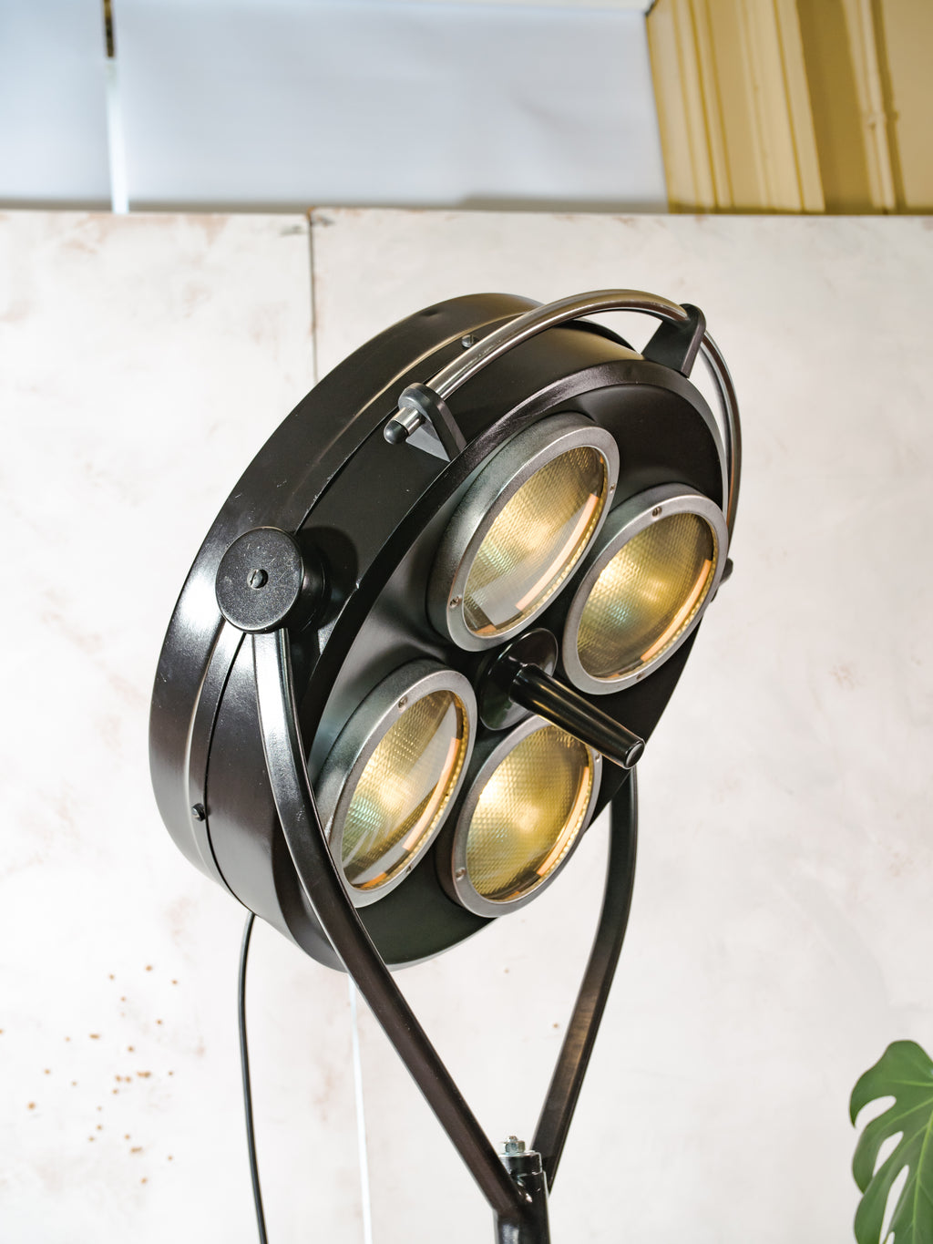 Vintage zwarte operatielamp van FAMED op houten statief, op maat gemaakte medische vloerlamp, gerecyclede chirurgische spot, 4-weg lamp met blauwe lenzen