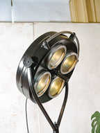 Vintage zwarte operatielamp van FAMED op houten statief, op maat gemaakte medische vloerlamp, gerecyclede chirurgische spot, 4-weg lamp met blauwe lenzen