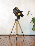 Theater vloerlamp uit de jaren 50, A.E. Cremer Paris Spotlight op verstelbaar houten statief, met barndoors, Franse antieke verlichting