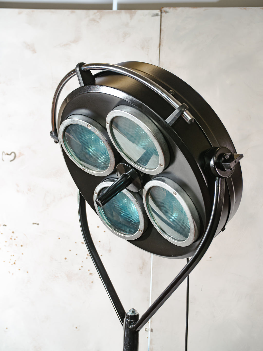 Vintage zwarte operatielamp van FAMED op houten statief, op maat gemaakte medische vloerlamp, gerecyclede chirurgische spot, 4-weg lamp met blauwe lenzen