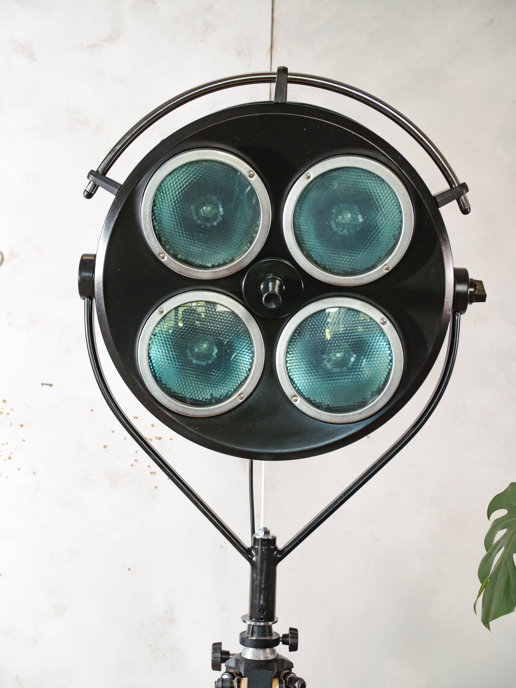 Vintage zwarte operatielamp van FAMED op houten statief, op maat gemaakte medische vloerlamp, gerecyclede chirurgische spot, 4-weg lamp met blauwe lenzen