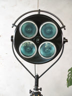 Vintage zwarte operatielamp van FAMED op houten statief, op maat gemaakte medische vloerlamp, gerecyclede chirurgische spot, 4-weg lamp met blauwe lenzen