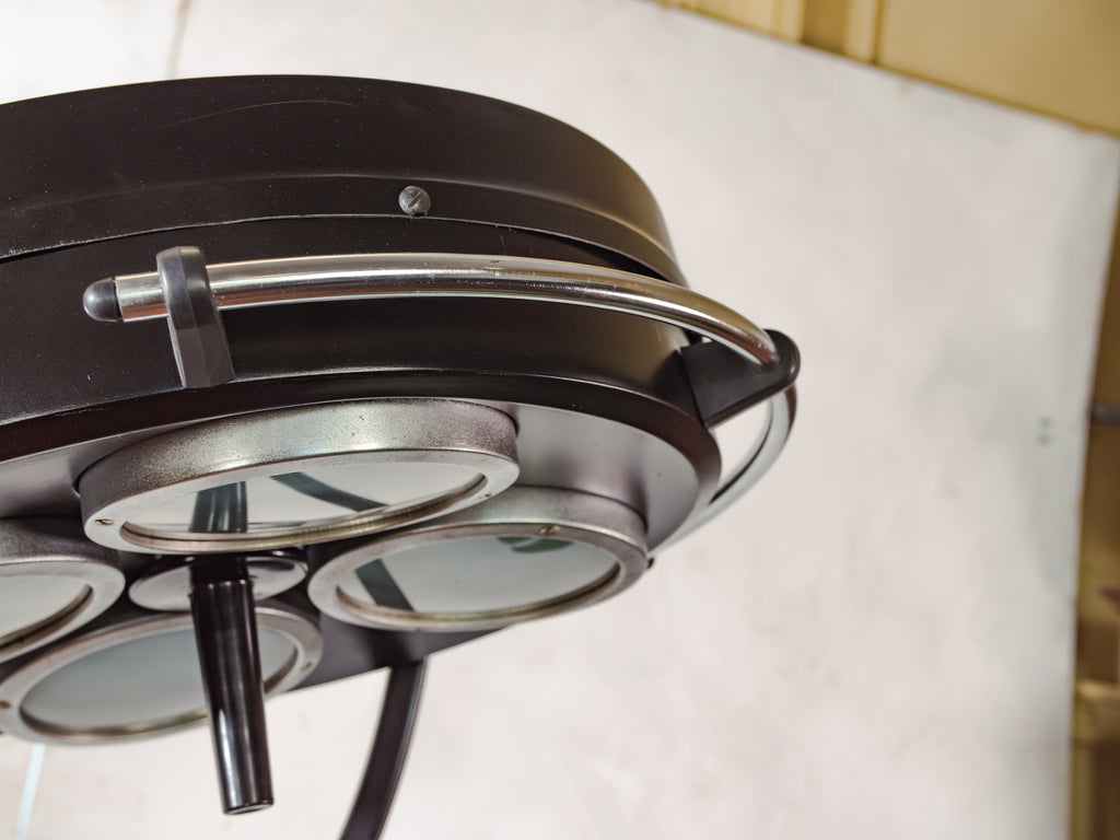 Vintage zwarte operatielamp van FAMED op houten statief, op maat gemaakte medische vloerlamp, gerecyclede chirurgische spot, 4-weg lamp met blauwe lenzen