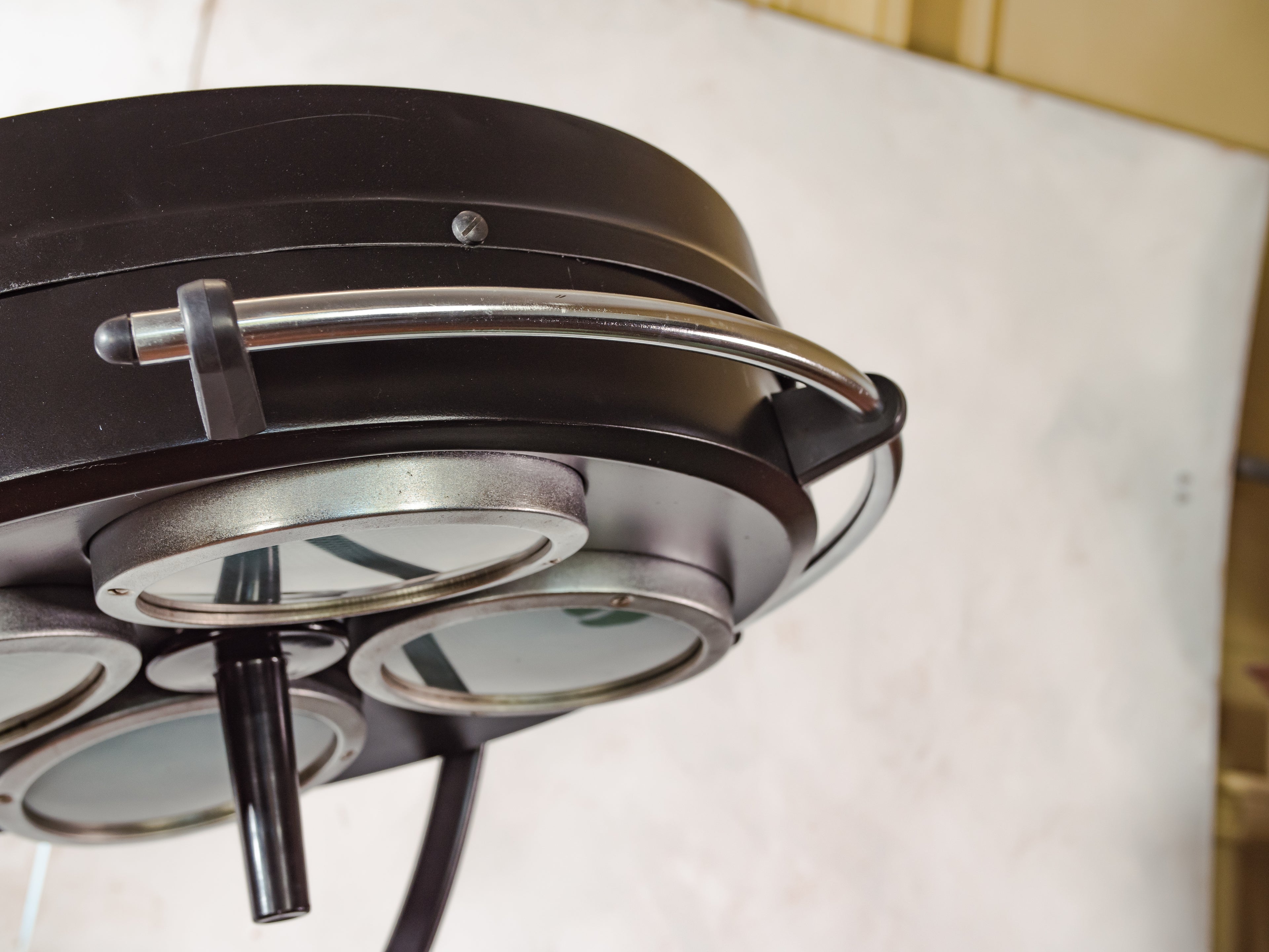 Vintage zwarte operatielamp van FAMED op houten statief, op maat gemaakte medische vloerlamp, gerecyclede chirurgische spot, 4-weg lamp met blauwe lenzen