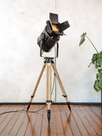 Theater vloerlamp uit de jaren 50, A.E. Cremer Paris Spotlight op verstelbaar houten statief, met barndoors, Franse antieke verlichting