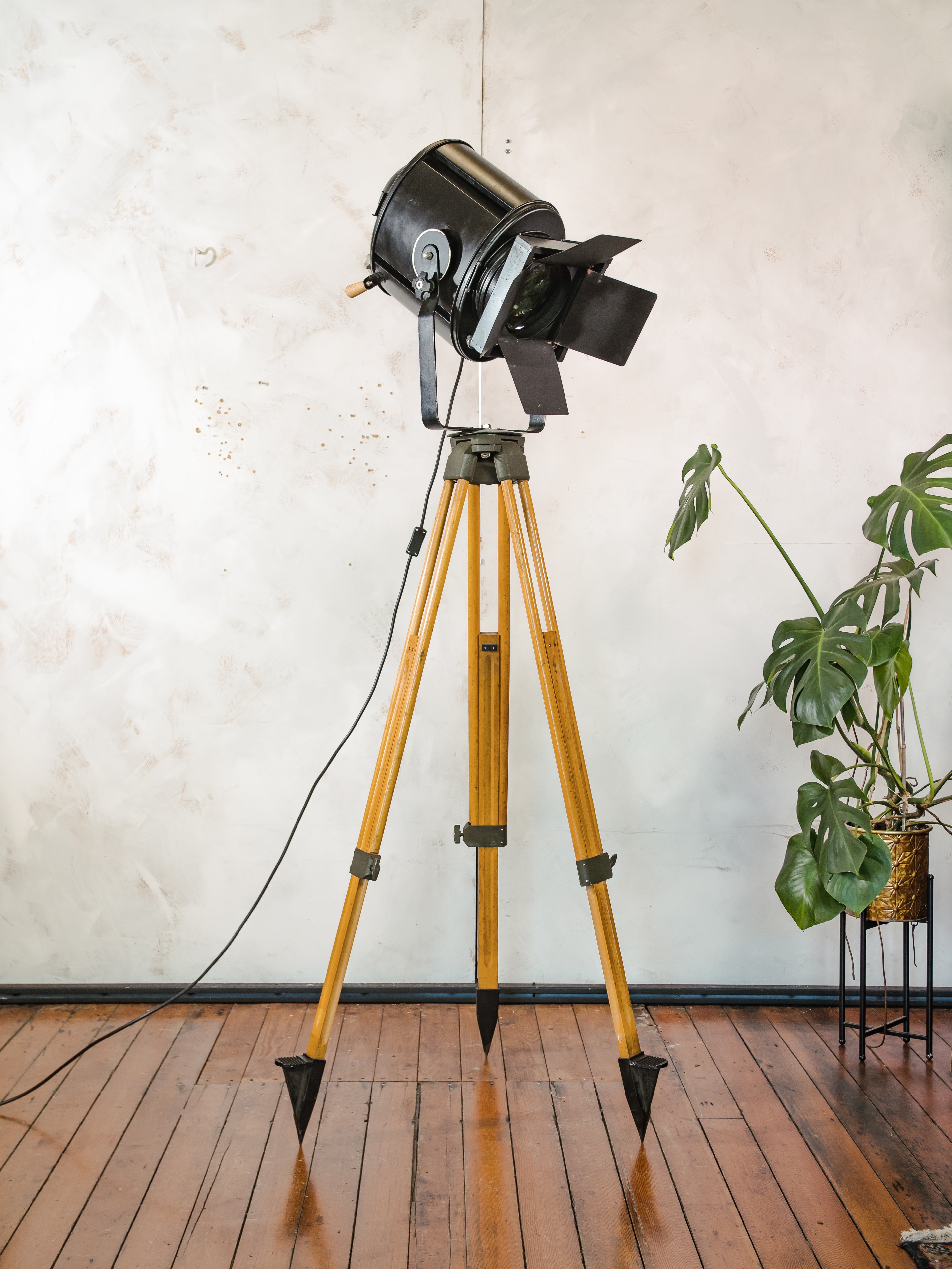 A.E. Cremer Paris 1950s Film Spotlight Floor lamp, Theatre Projector on Wooden Surveying Tripod, Original Barndoors, French Art Deco