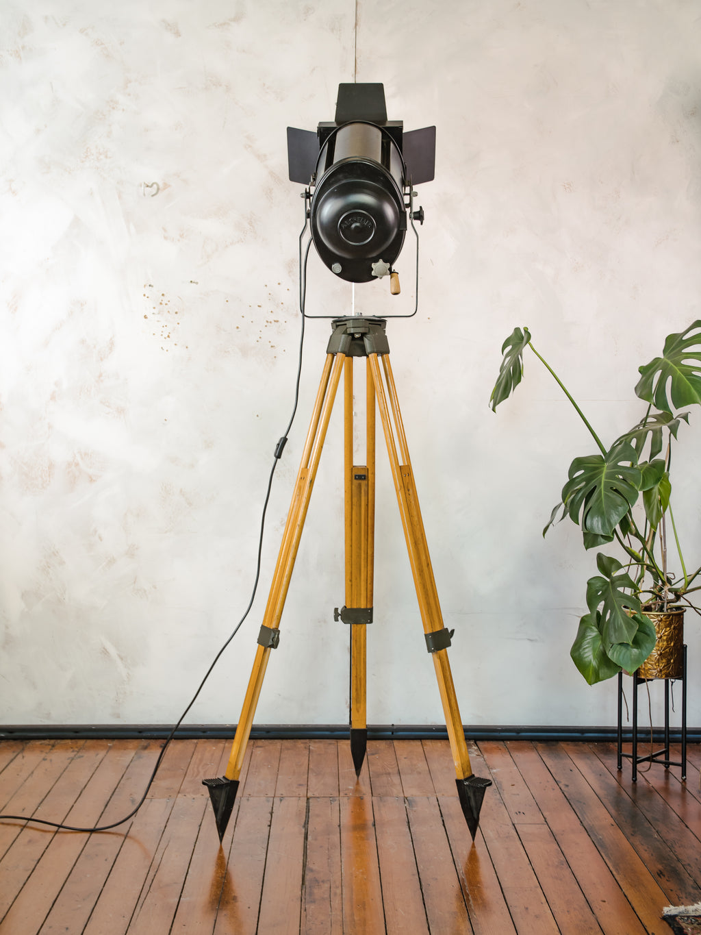 A.E. Cremer Paris 1950s Film Spotlight Floor lamp, Theatre Projector on Wooden Surveying Tripod, Original Barndoors, French Art Deco