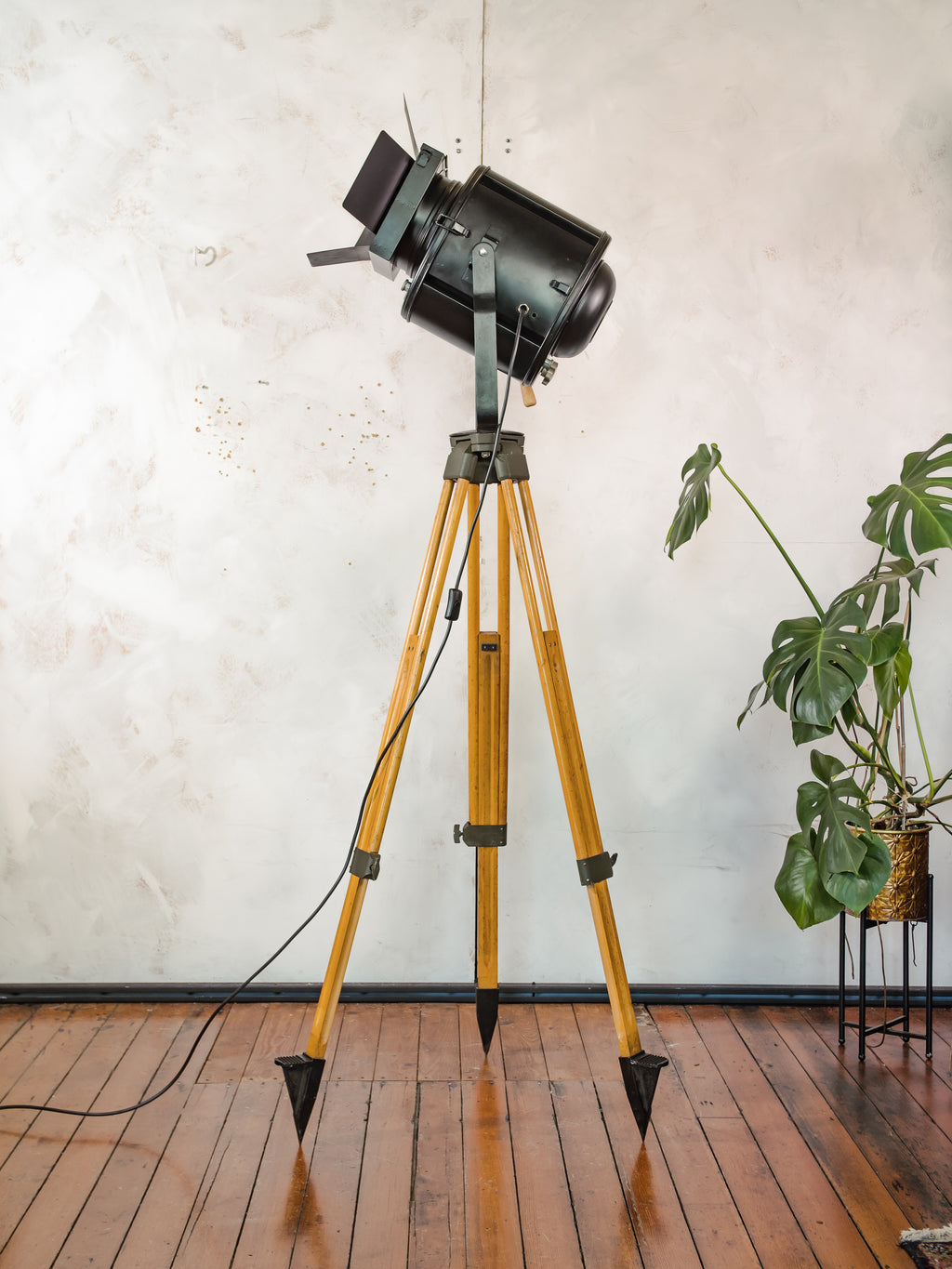 A.E. Cremer Paris 1950s Film Spotlight Floor lamp, Theatre Projector on Wooden Surveying Tripod, Original Barndoors, French Art Deco