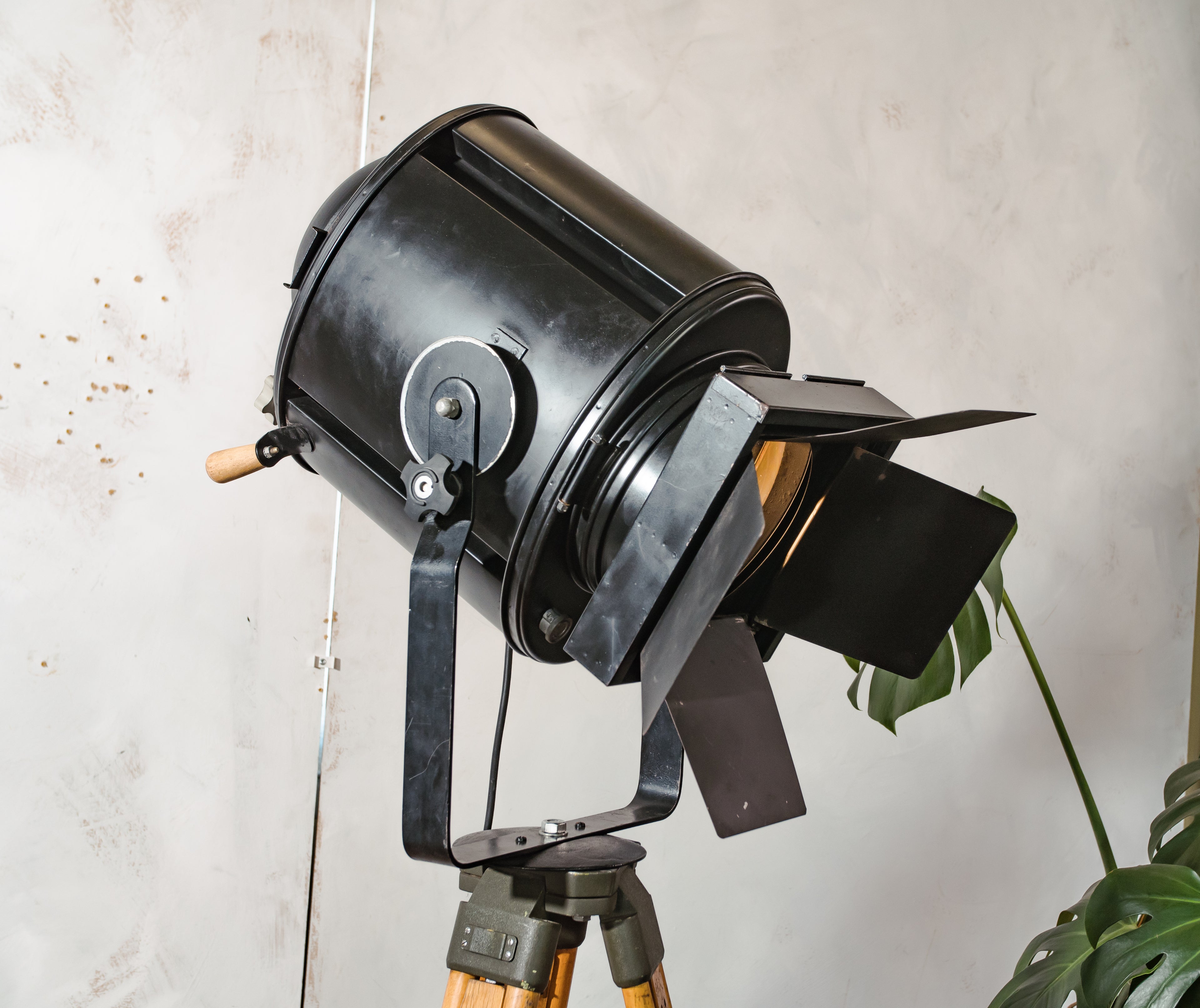 A.E. Cremer Paris 1950s Film Spotlight Floor lamp, Theatre Projector on Wooden Surveying Tripod, Original Barndoors, French Art Deco