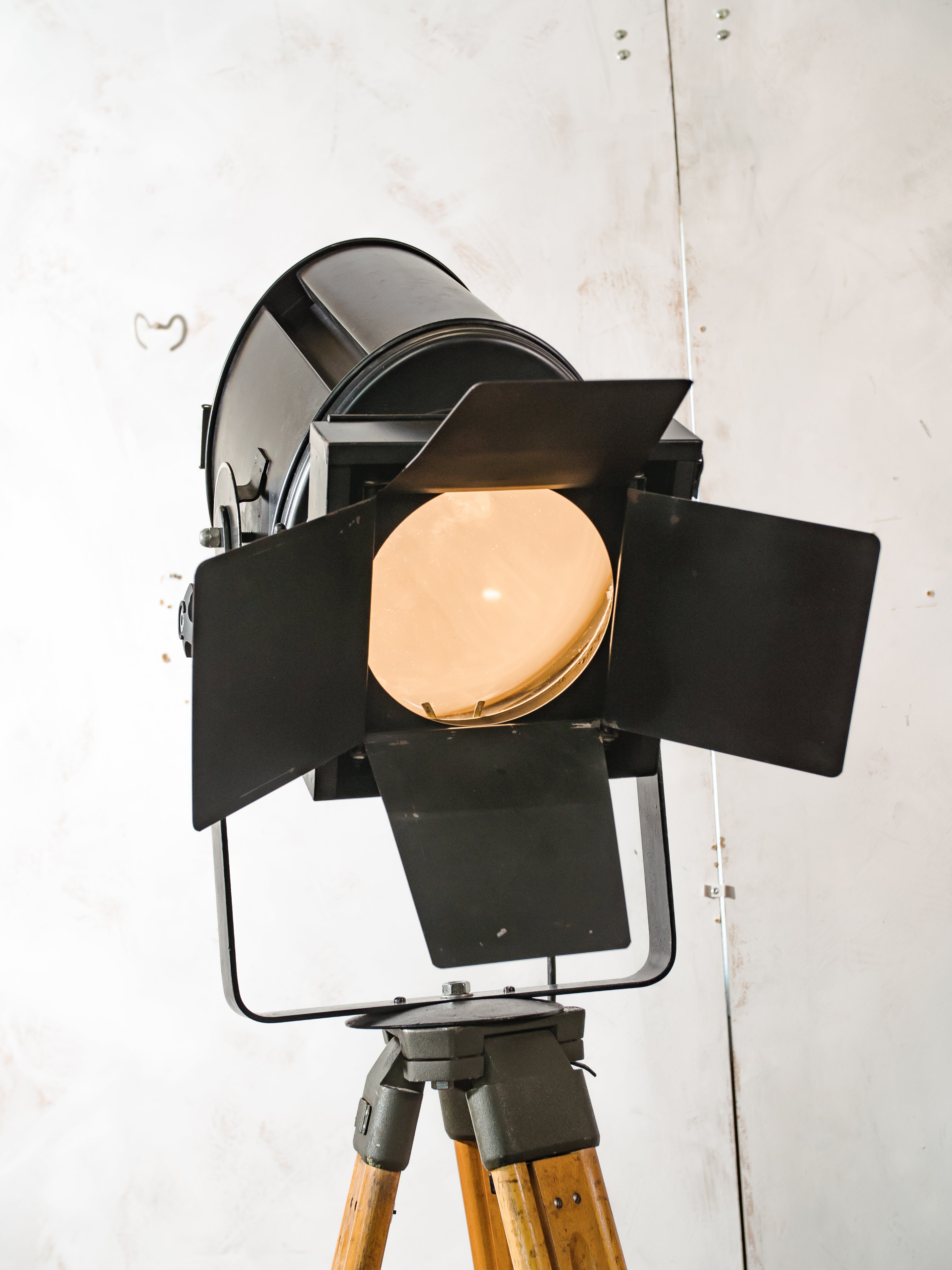 A.E. Cremer Paris 1950s Film Spotlight Floor lamp, Theatre Projector on Wooden Surveying Tripod, Original Barndoors, French Art Deco