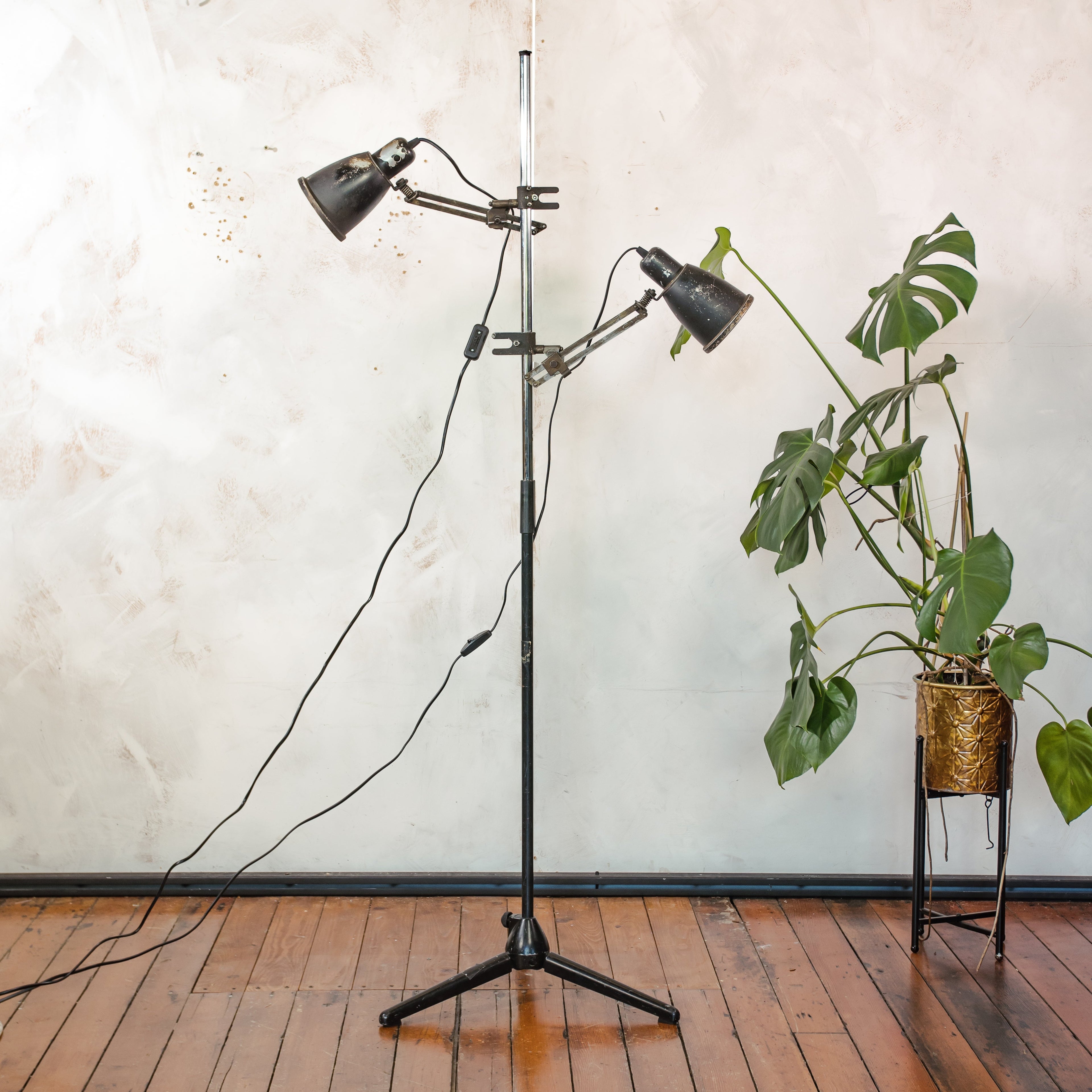 Vintage dubbele industriële staande lamp, jaren 50 machinelampen op statief, unieke verlichting met patina, chroom en zwarte werklamp