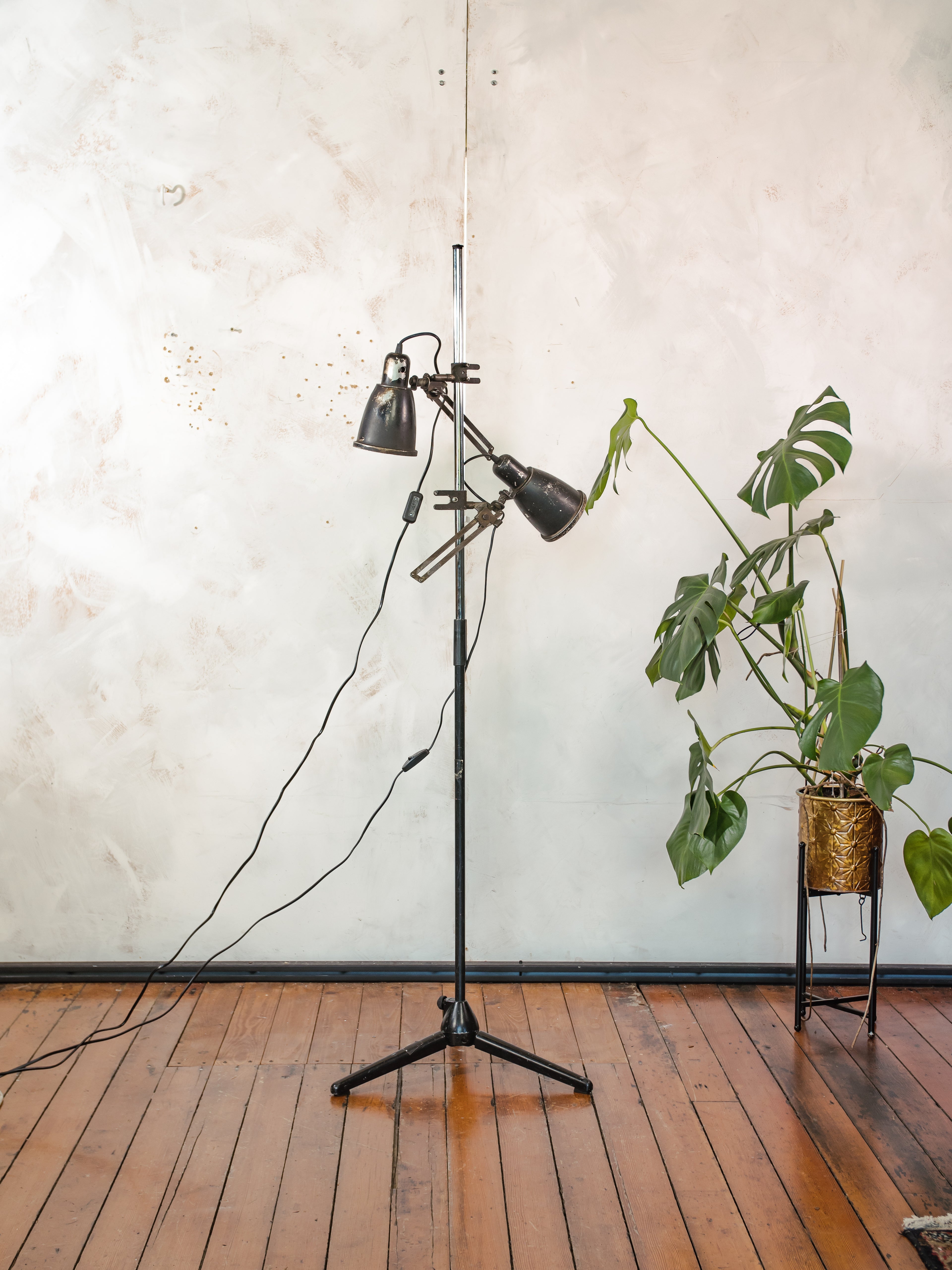 Vintage dubbele industriële staande lamp, jaren 50 machinelampen op statief, unieke verlichting met patina, chroom en zwarte werklamp
