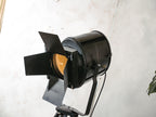 Theater vloerlamp uit de jaren 50, A.E. Cremer Paris Spotlight op verstelbaar houten statief, met barndoors, Franse antieke verlichting