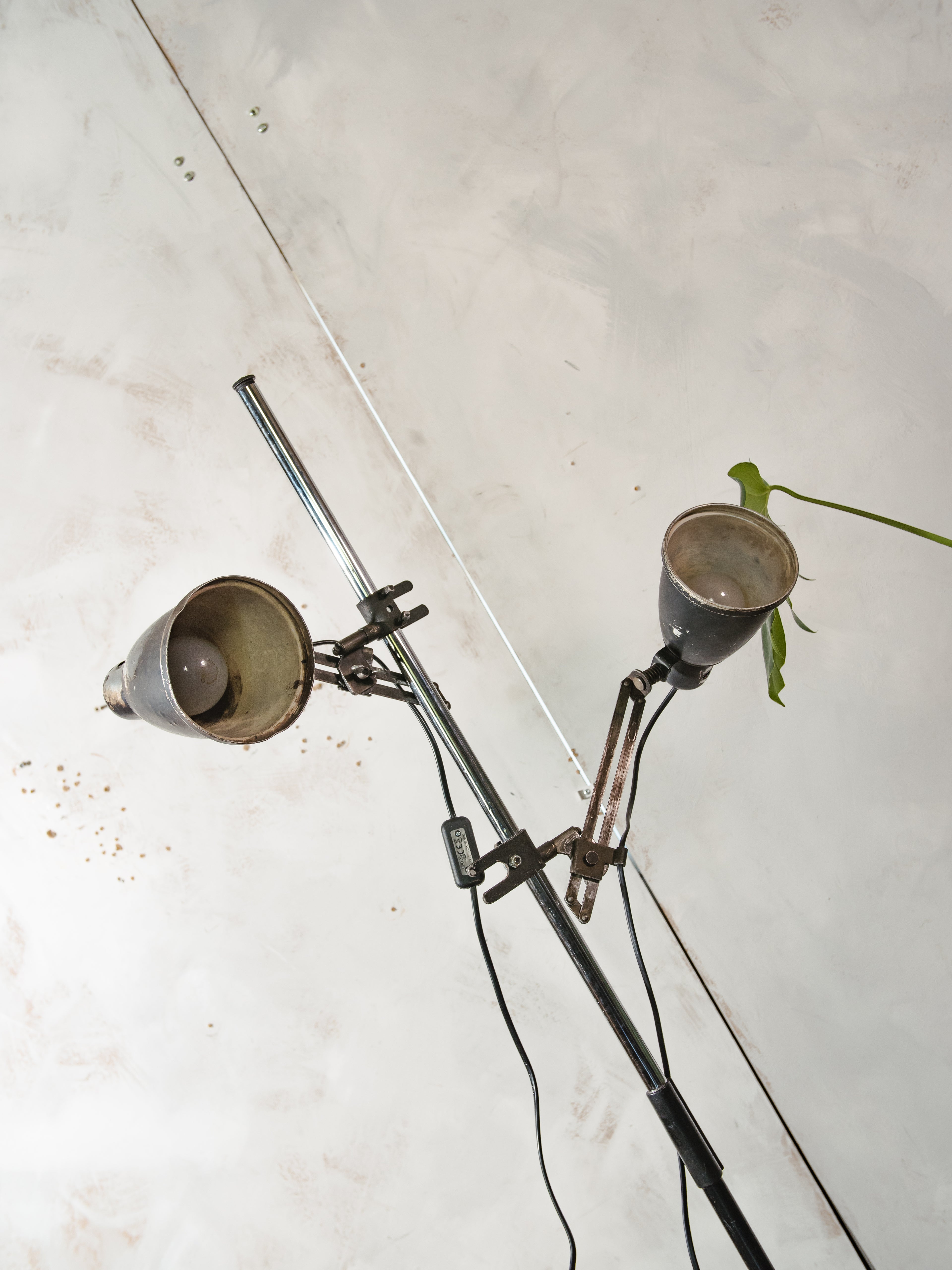 Vintage dubbele industriële staande lamp, jaren 50 machinelampen op statief, unieke verlichting met patina, chroom en zwarte werklamp