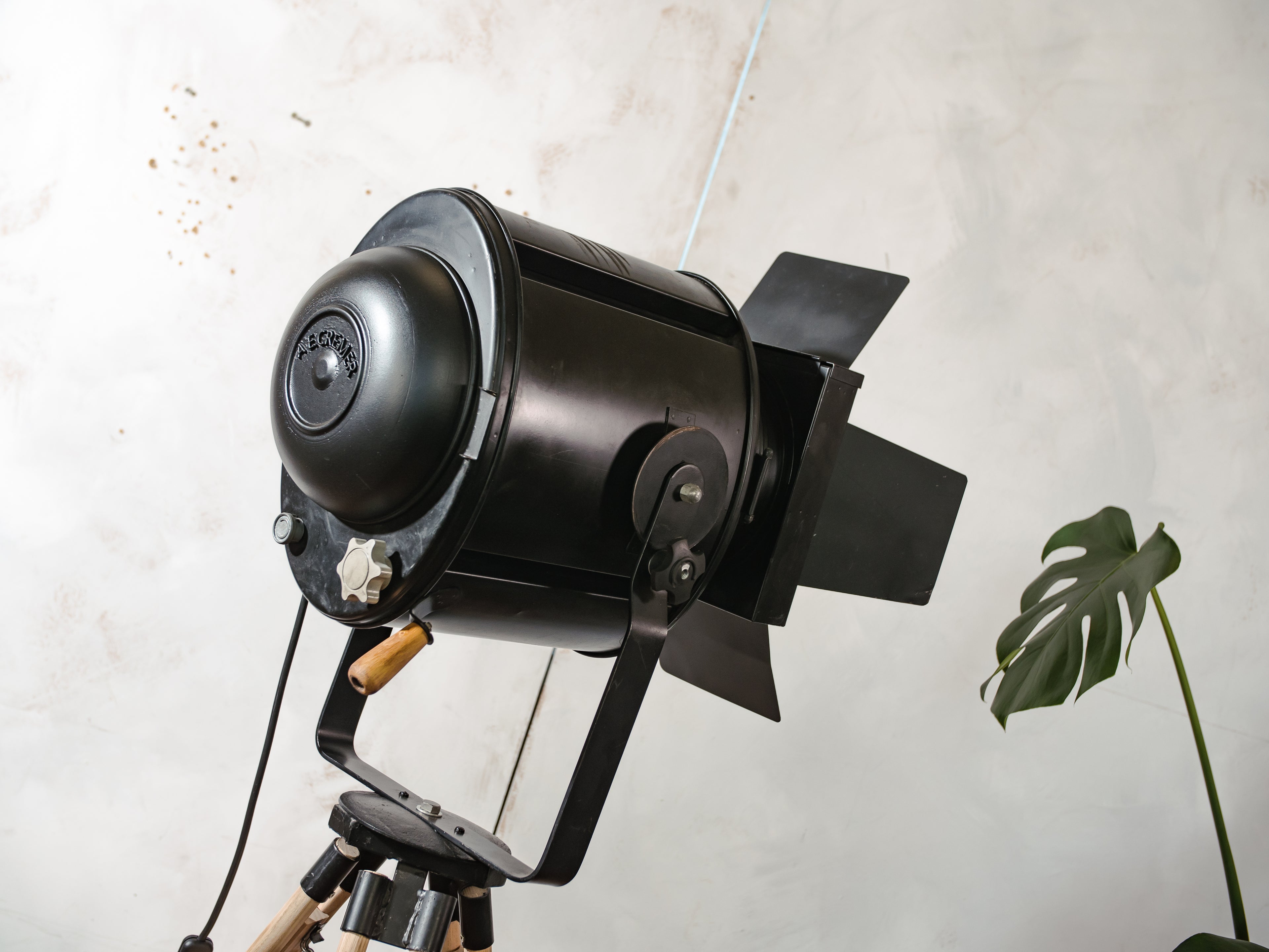 Theater vloerlamp uit de jaren 50, A.E. Cremer Paris Spotlight op verstelbaar houten statief, met barndoors, Franse antieke verlichting