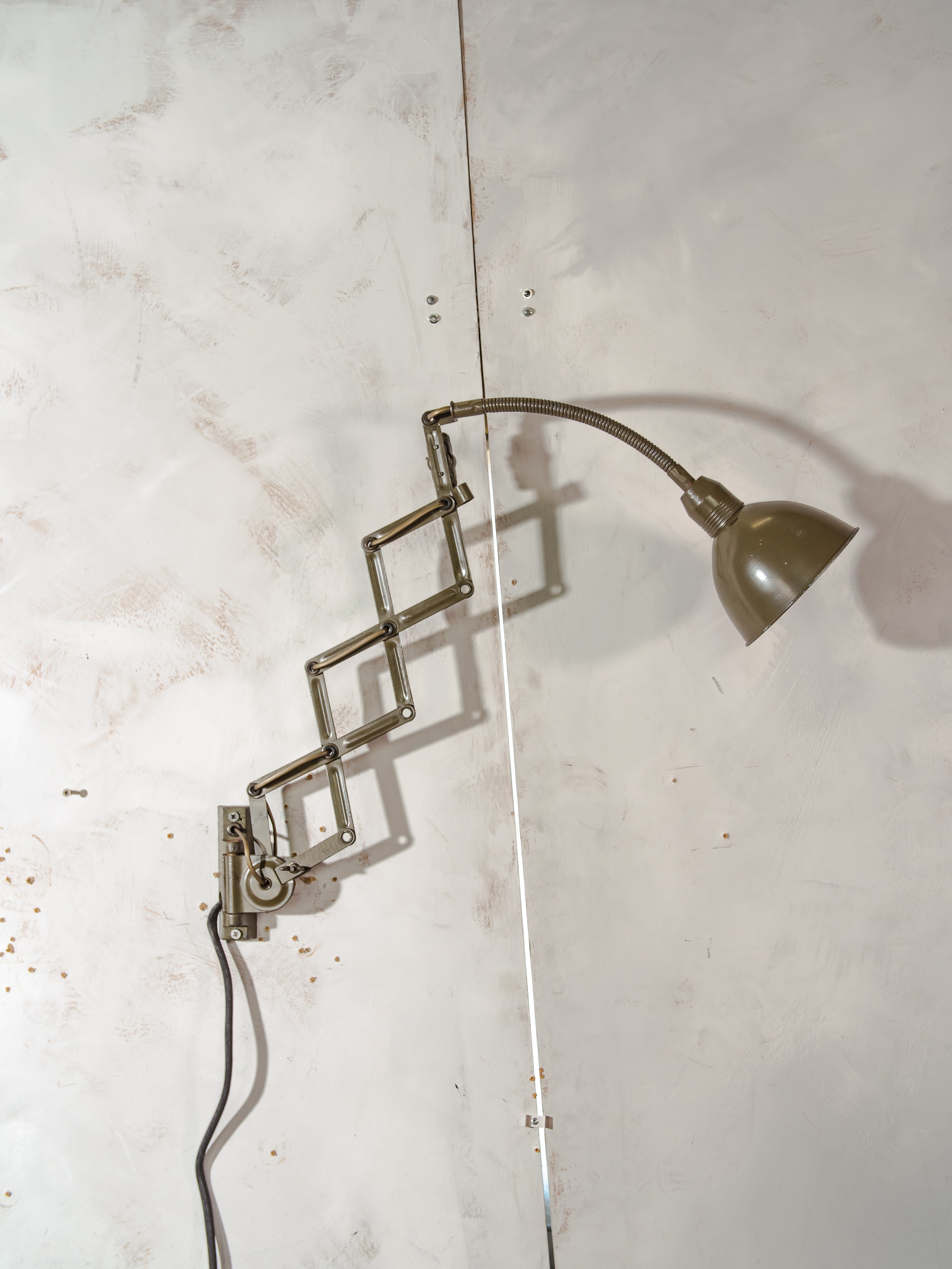 Schaarlamp uit de jaren 60 van Instala Decín, donkergroene militaire accordeon lamp, industriële harmonica verlichting met zwanenhals, opnieuw bedraad E27 LED