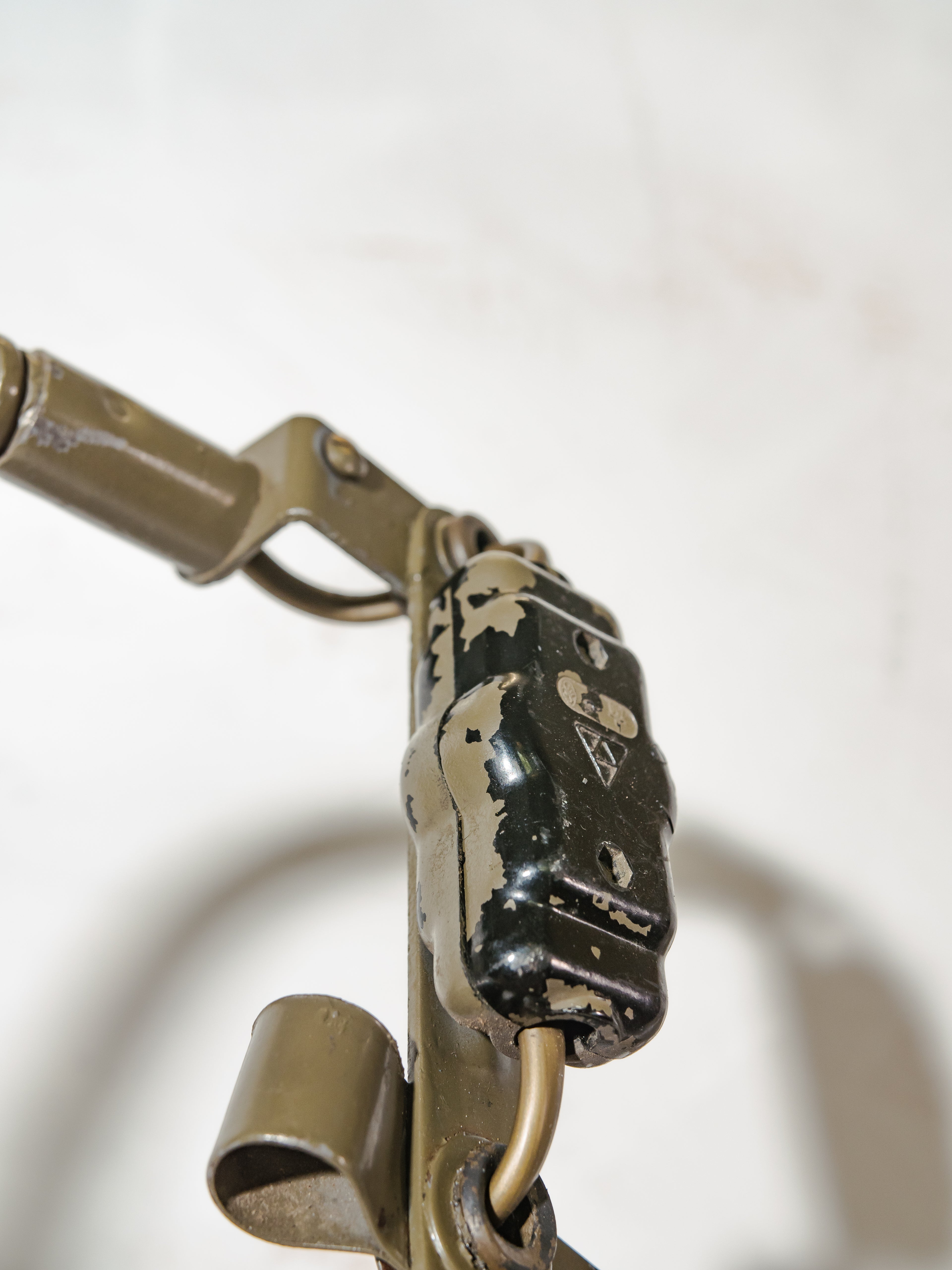 Schaarlamp uit de jaren 60 van Instala Decín, donkergroene militaire accordeon lamp, industriële harmonica verlichting met zwanenhals, opnieuw bedraad E27 LED