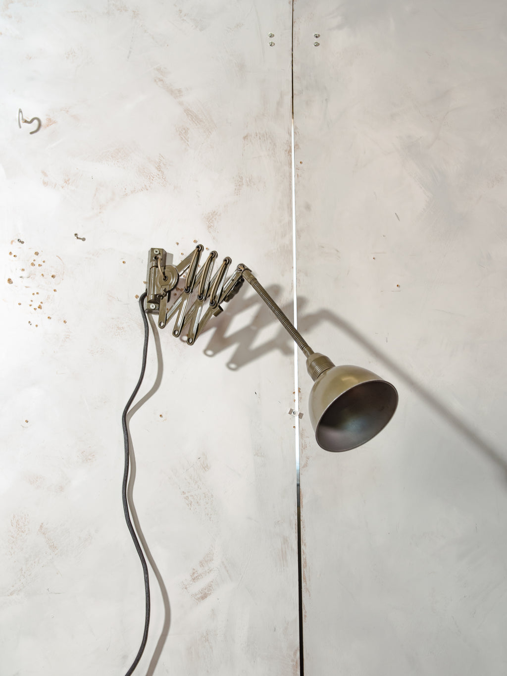 Schaarlamp uit de jaren 60 van Instala Decín, donkergroene militaire accordeon lamp, industriële harmonica verlichting met zwanenhals, opnieuw bedraad E27 LED