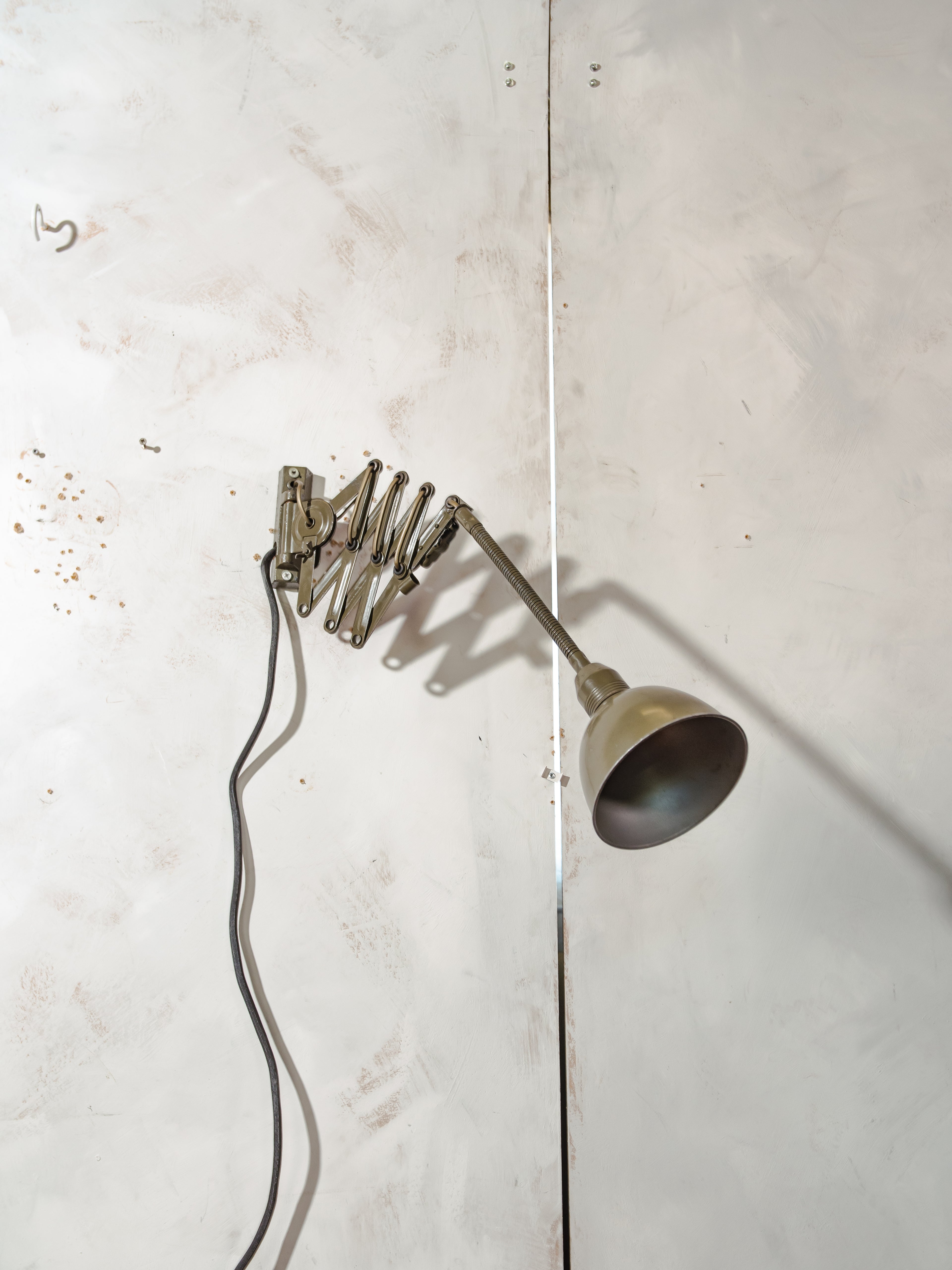 Schaarlamp uit de jaren 60 van Instala Decín, donkergroene militaire accordeon lamp, industriële harmonica verlichting met zwanenhals, opnieuw bedraad E27 LED
