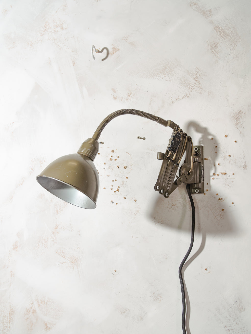Schaarlamp uit de jaren 60 van Instala Decín, donkergroene militaire accordeon lamp, industriële harmonica verlichting met zwanenhals, opnieuw bedraad E27 LED