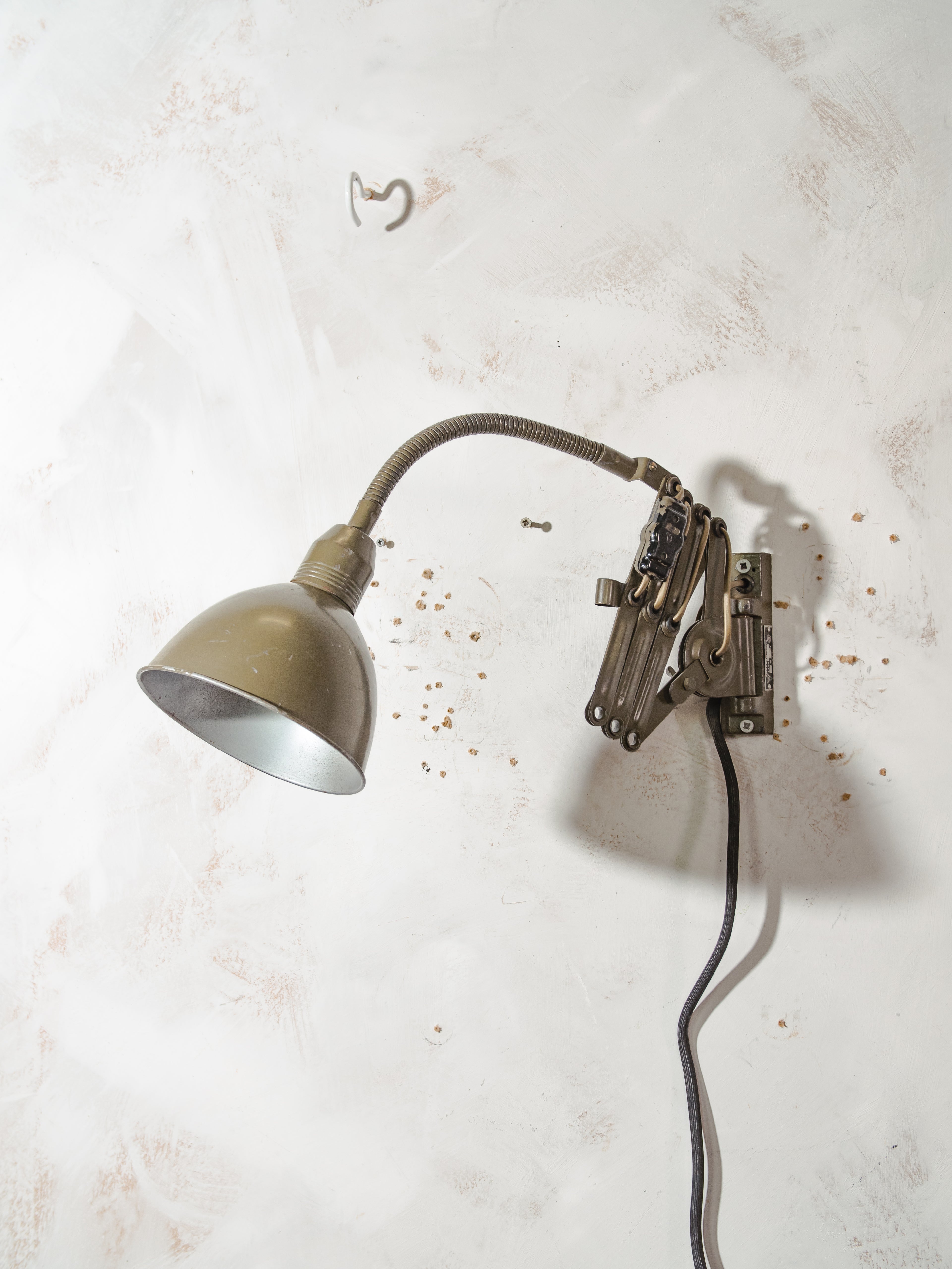 Schaarlamp uit de jaren 60 van Instala Decín, donkergroene militaire accordeon lamp, industriële harmonica verlichting met zwanenhals, opnieuw bedraad E27 LED