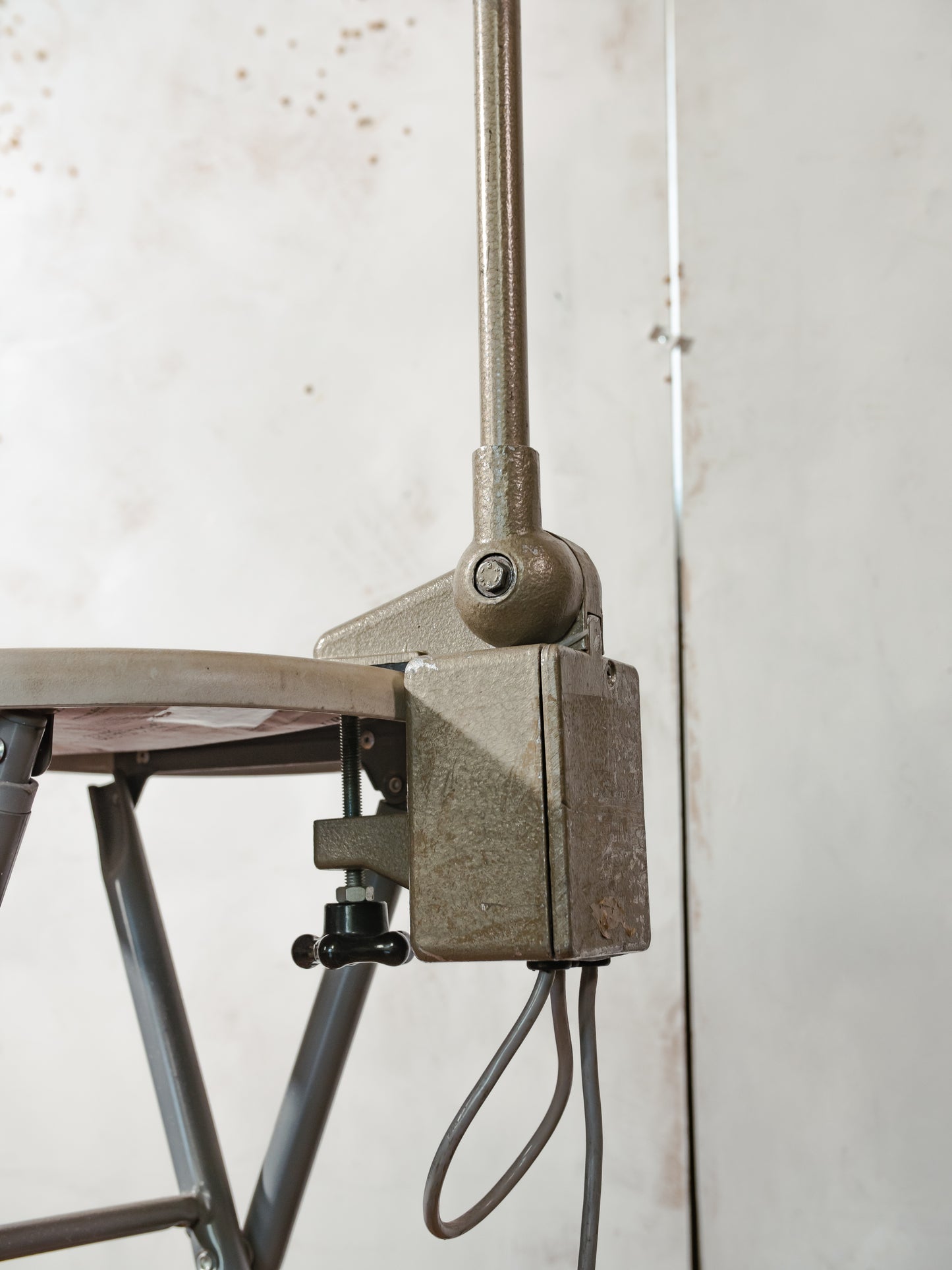 1950s Lumina Breveté Clamp lamp, Vintage 2 arm Articulated Workshop light made in France | Retro Table Desk lamp, Brown Sewing lighting