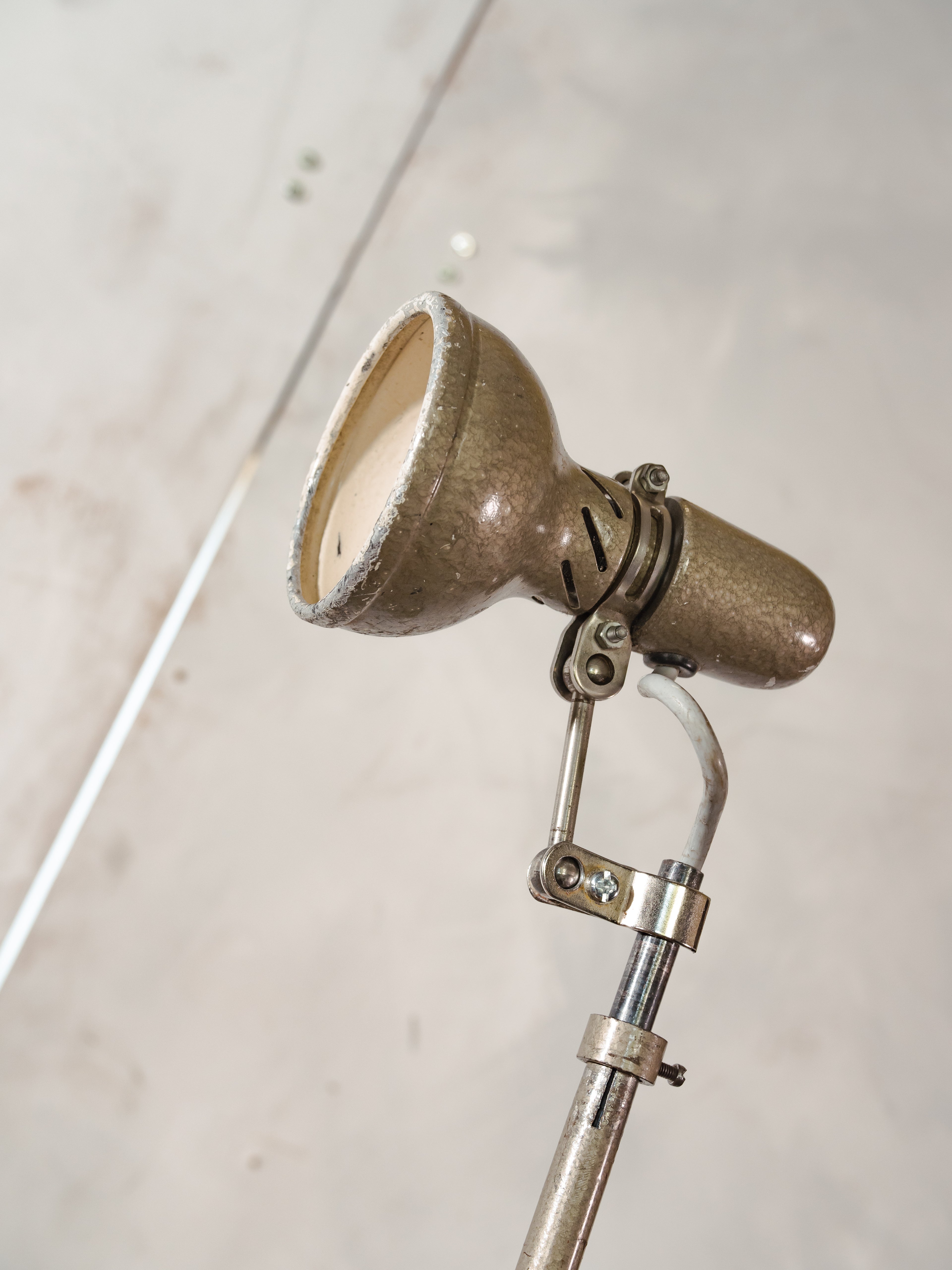 1950s Lumina Breveté Clamp lamp, Vintage 2 arm Articulated Workshop light made in France | Retro Table Desk lamp, Brown Sewing lighting
