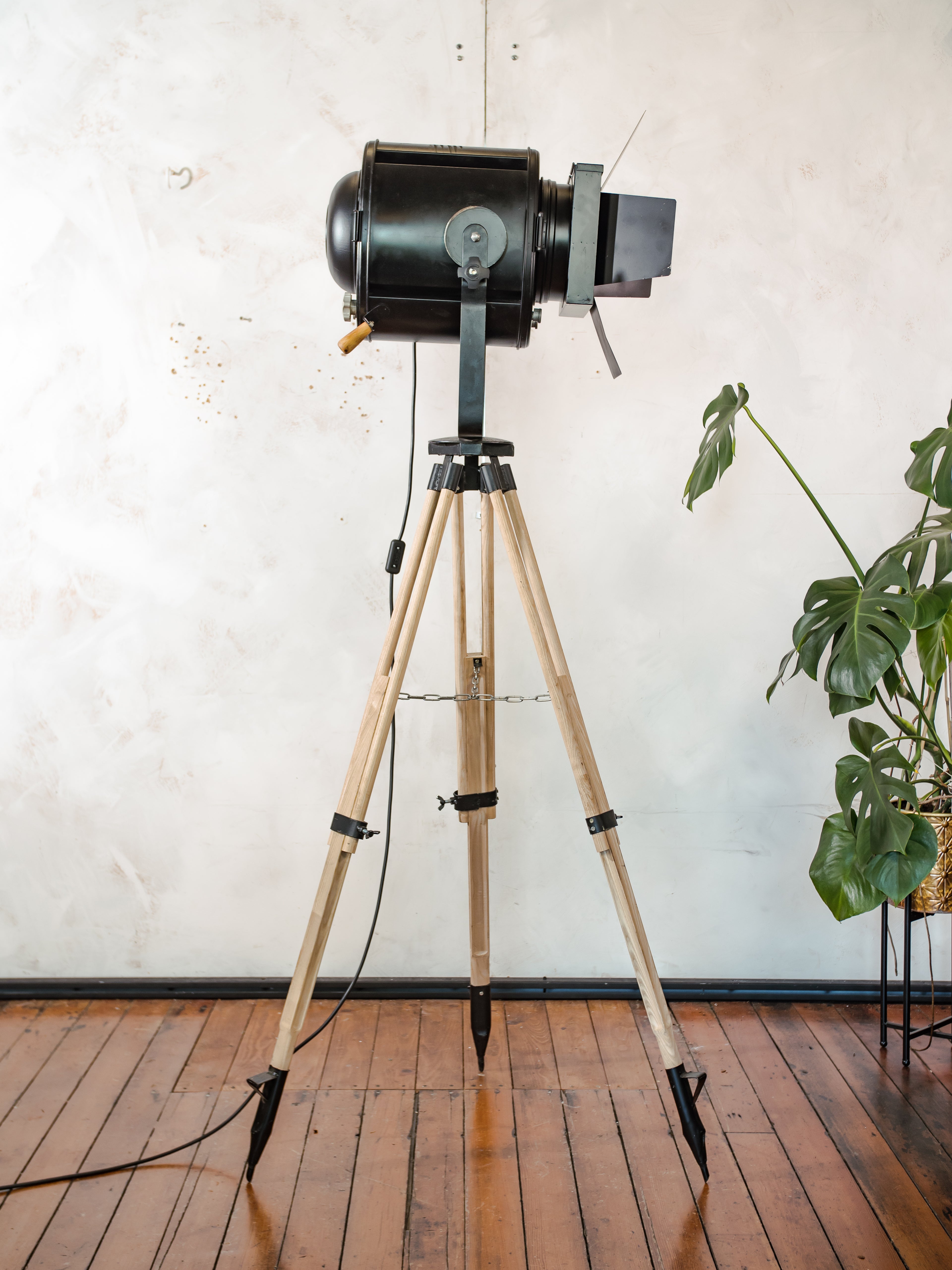 Theater vloerlamp uit de jaren 50, A.E. Cremer Paris Spotlight op verstelbaar houten statief, met barndoors, Franse antieke verlichting