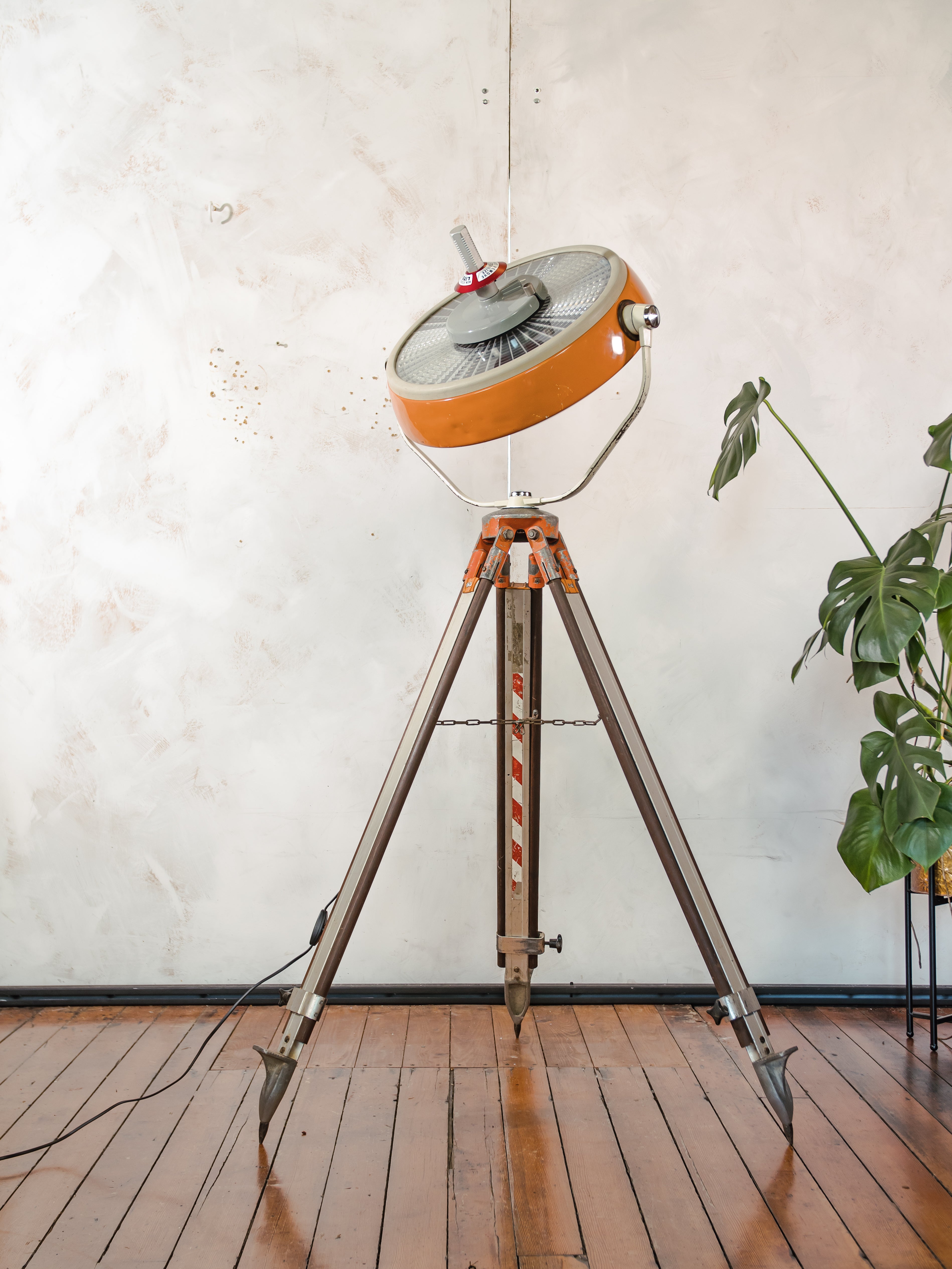 Upcycled vintage oranje ALM chirurgische spotlamp op statief, retro industriële staande lamp, unieke operatie verlichting