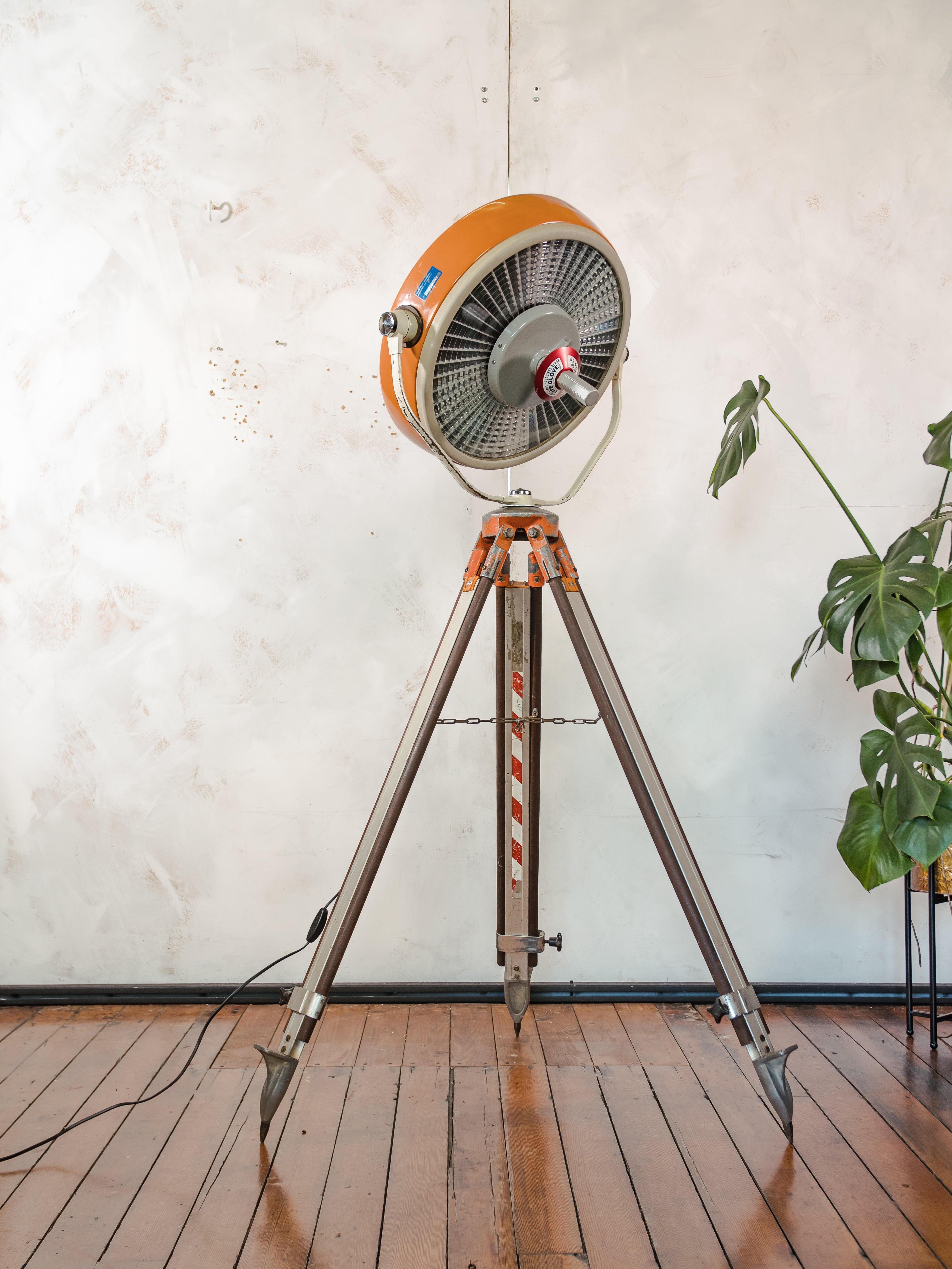 Upcycled vintage oranje ALM chirurgische spotlamp op statief, retro industriële staande lamp, unieke operatie verlichting