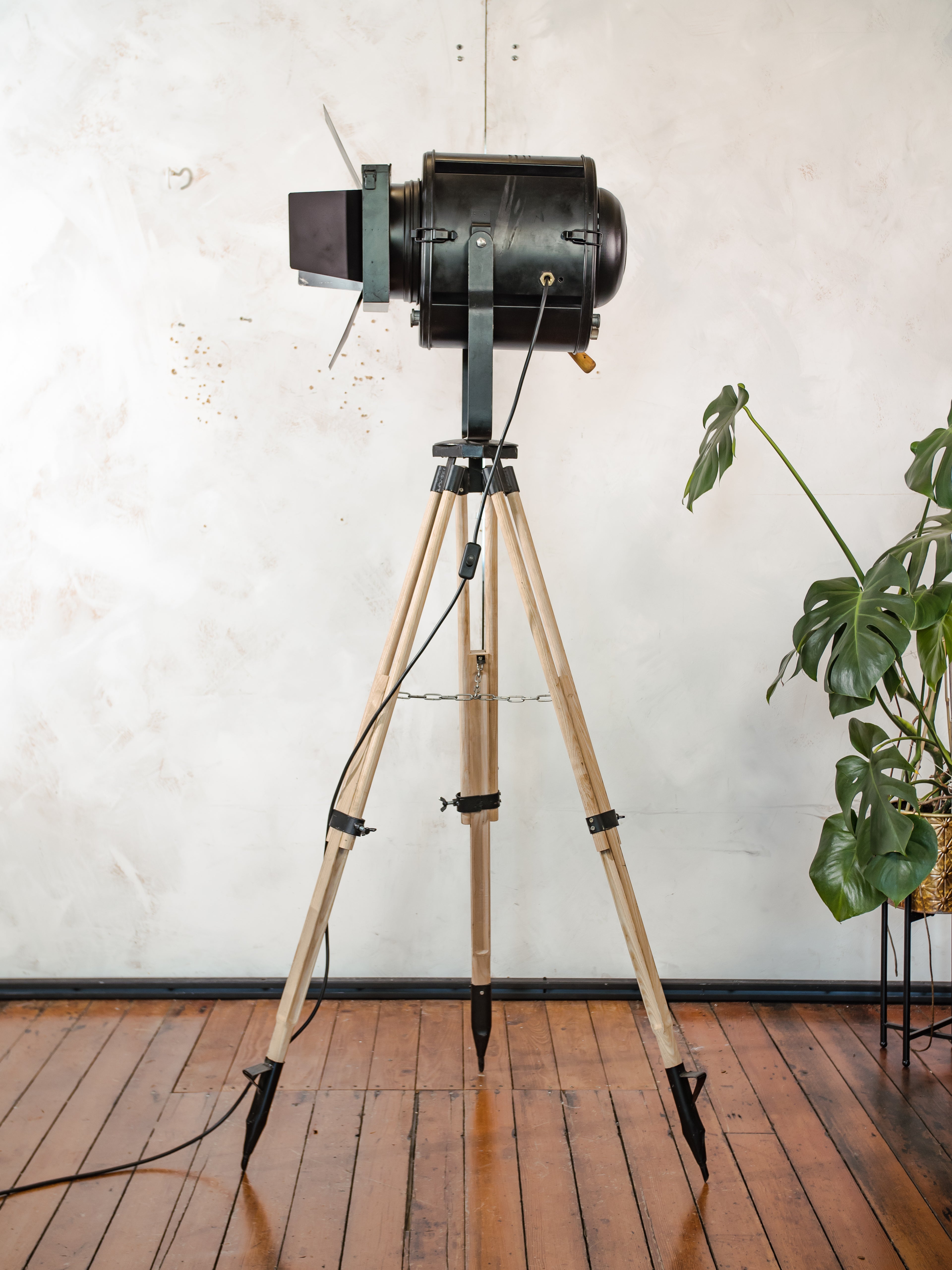 Theater vloerlamp uit de jaren 50, A.E. Cremer Paris Spotlight op verstelbaar houten statief, met barndoors, Franse antieke verlichting