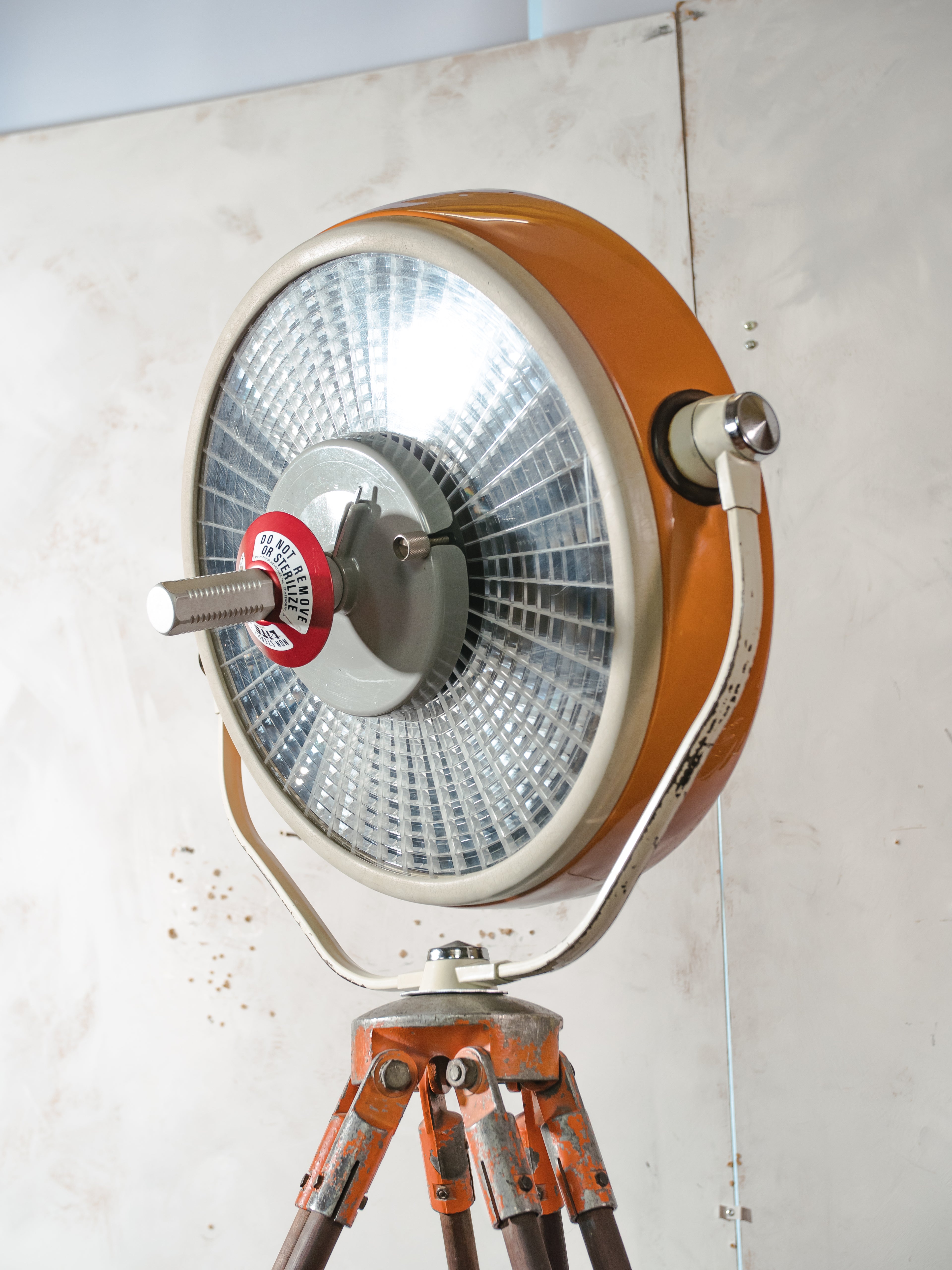 Upcycled vintage oranje ALM chirurgische spotlamp op statief, retro industriële staande lamp, unieke operatie verlichting