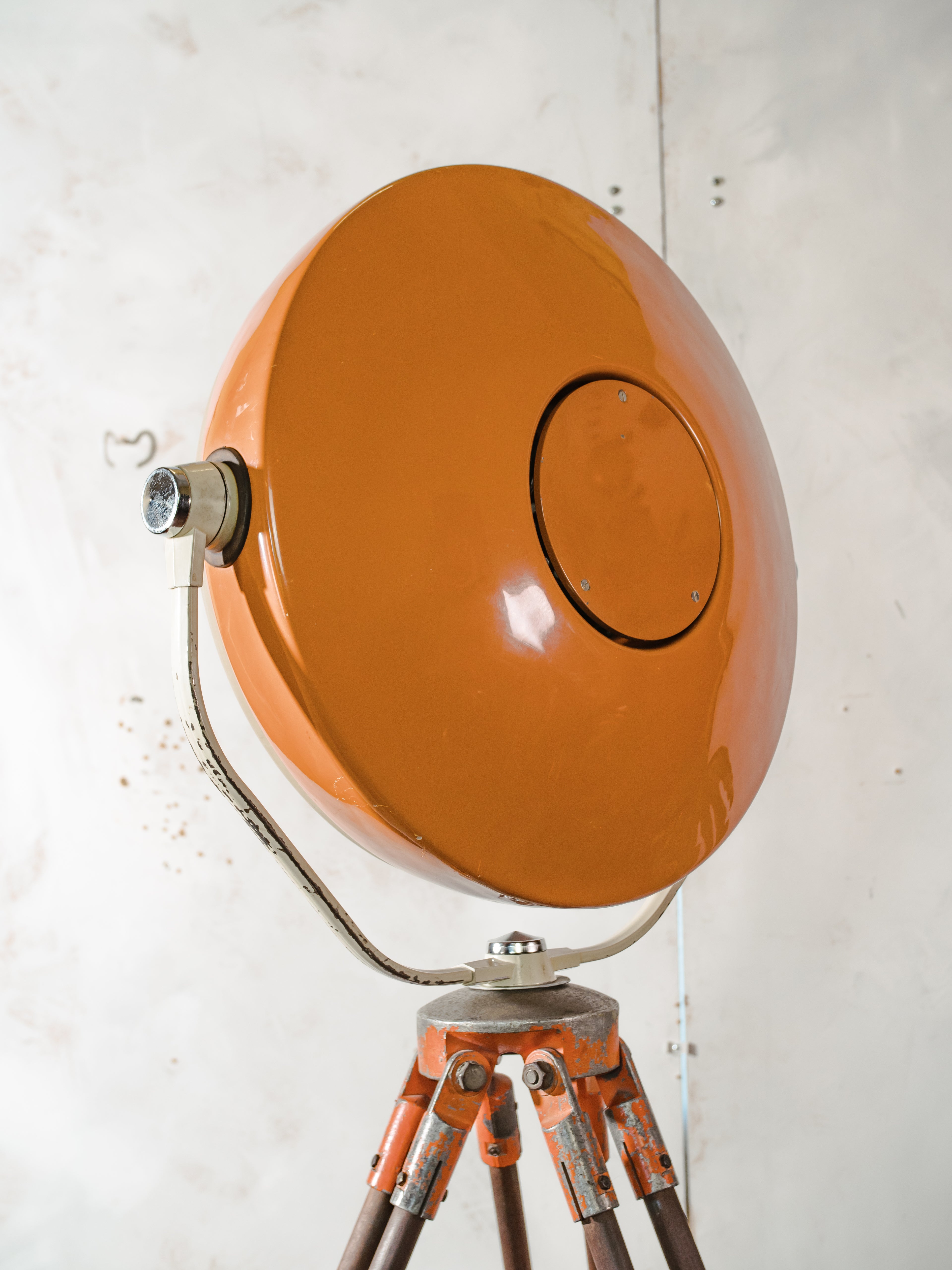 Upcycled vintage oranje ALM chirurgische spotlamp op statief, retro industriële staande lamp, unieke operatie verlichting