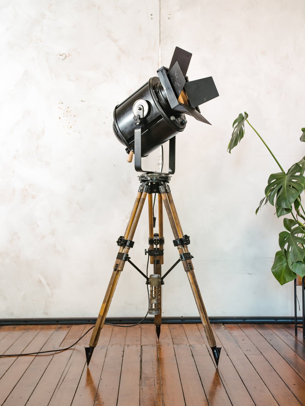 1950s Theater Spotlight Floor lamp A.E. Cremer Paris Projector on Vintage Wooden Surveyor Tripod, With Barndoors, French Antique Lighting