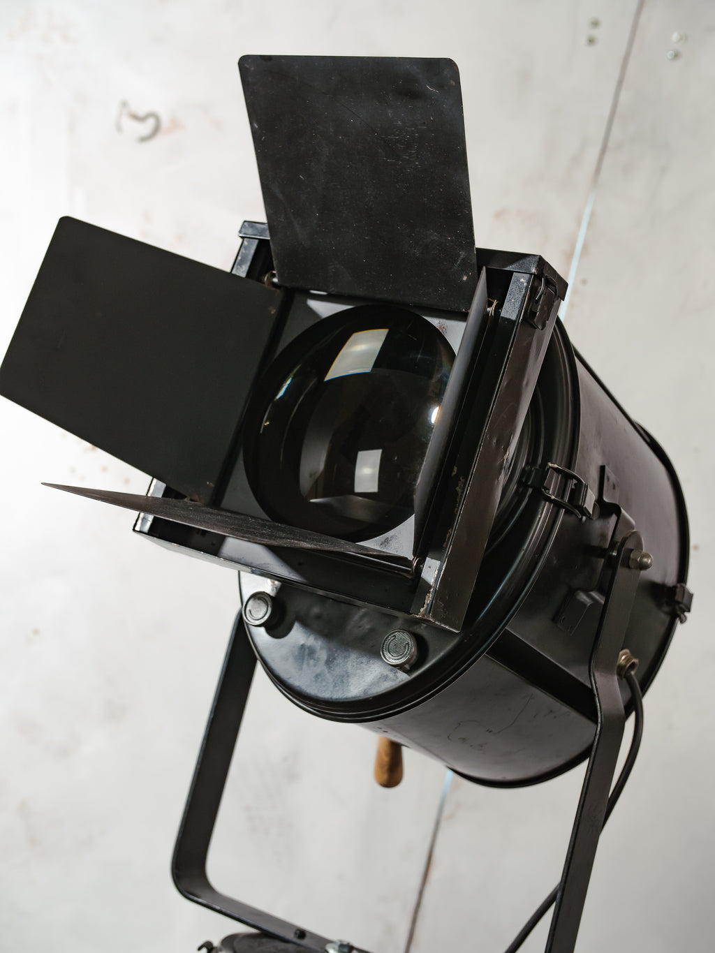 1950s Theater Spotlight Floor lamp A.E. Cremer Paris Projector on Vintage Wooden Surveyor Tripod, With Barndoors, French Antique Lighting