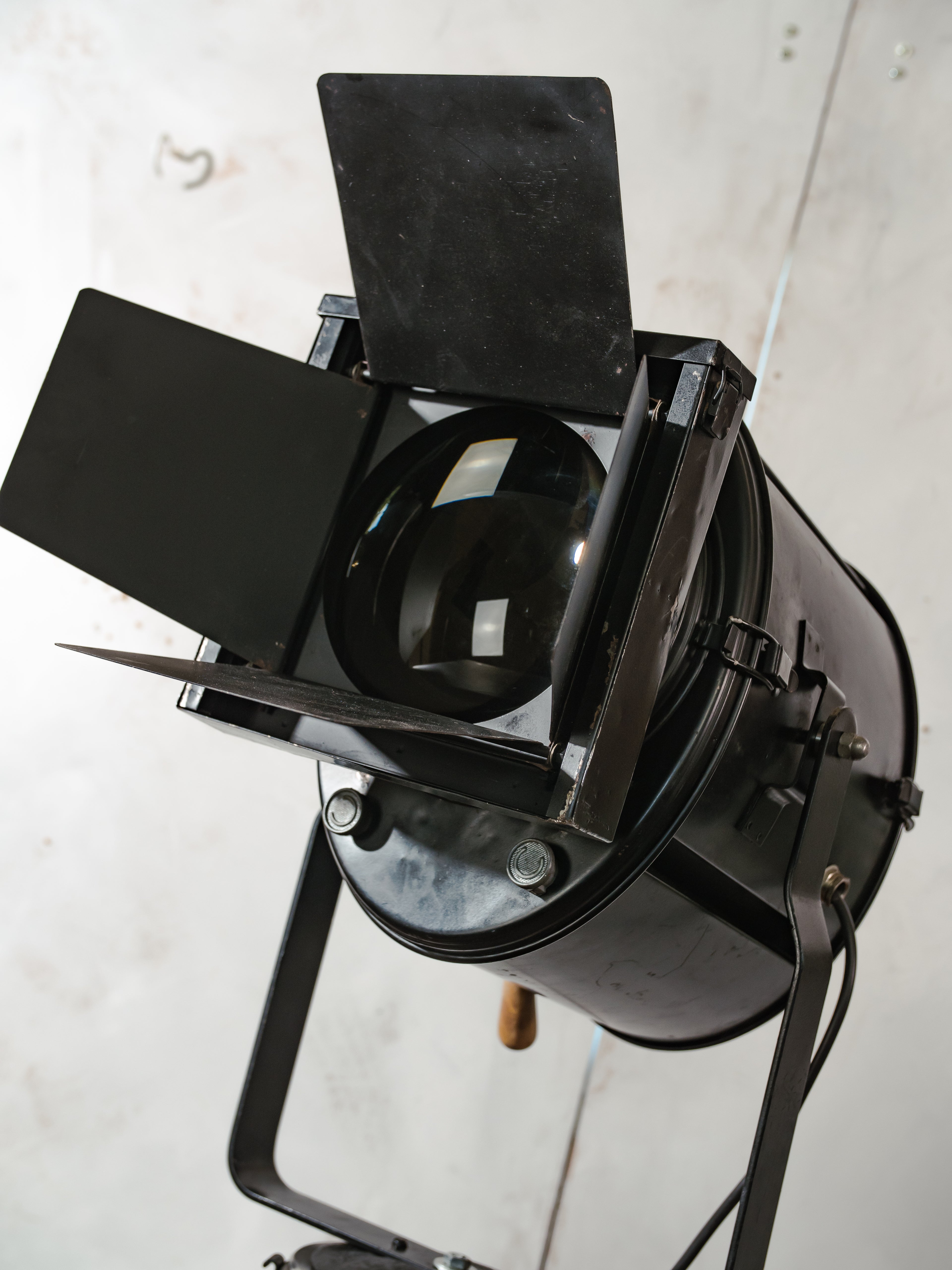 1950s Theater Spotlight Floor lamp A.E. Cremer Paris Projector on Vintage Wooden Surveyor Tripod, With Barndoors, French Antique Lighting