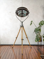 Vintage zwarte operatielamp van FAMED op houten statief, op maat gemaakte medische vloerlamp, gerecyclede chirurgische spot, 4-weg lamp met blauwe lenzen