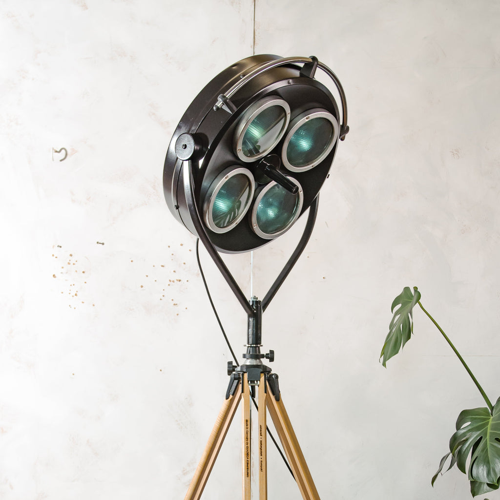 Vintage zwarte operatielamp van FAMED op houten statief, op maat gemaakte medische vloerlamp, gerecyclede chirurgische spot, 4-weg lamp met blauwe lenzen