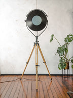 Vintage zwarte operatielamp van FAMED op houten statief, op maat gemaakte medische vloerlamp, gerecyclede chirurgische spot, 4-weg lamp met blauwe lenzen