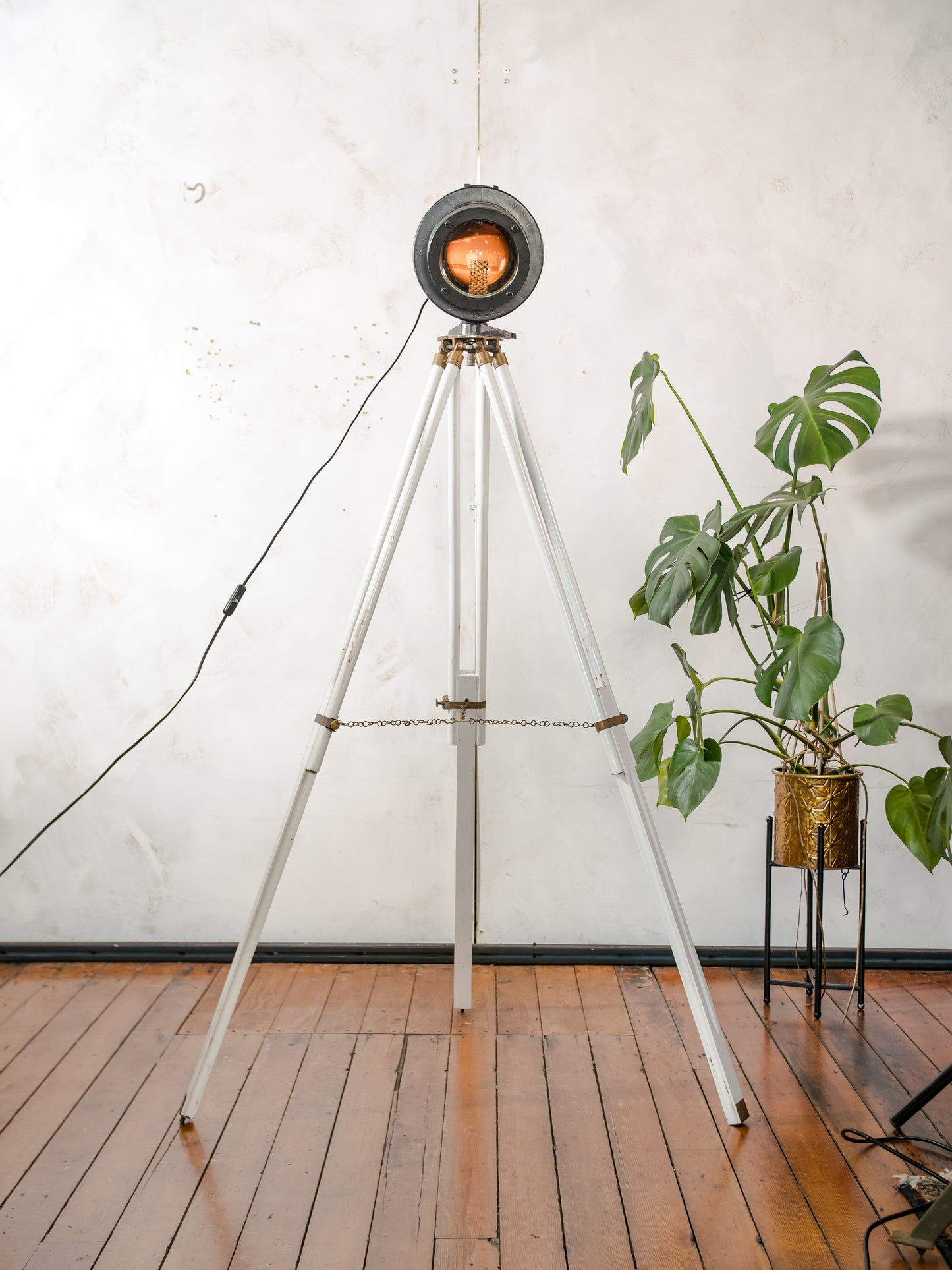 Vintage DDR spoorweg signaal lamp, gerestaureerde industriële staande lamp op wit houten statief, Telesig Berlin oranje lenslamp
