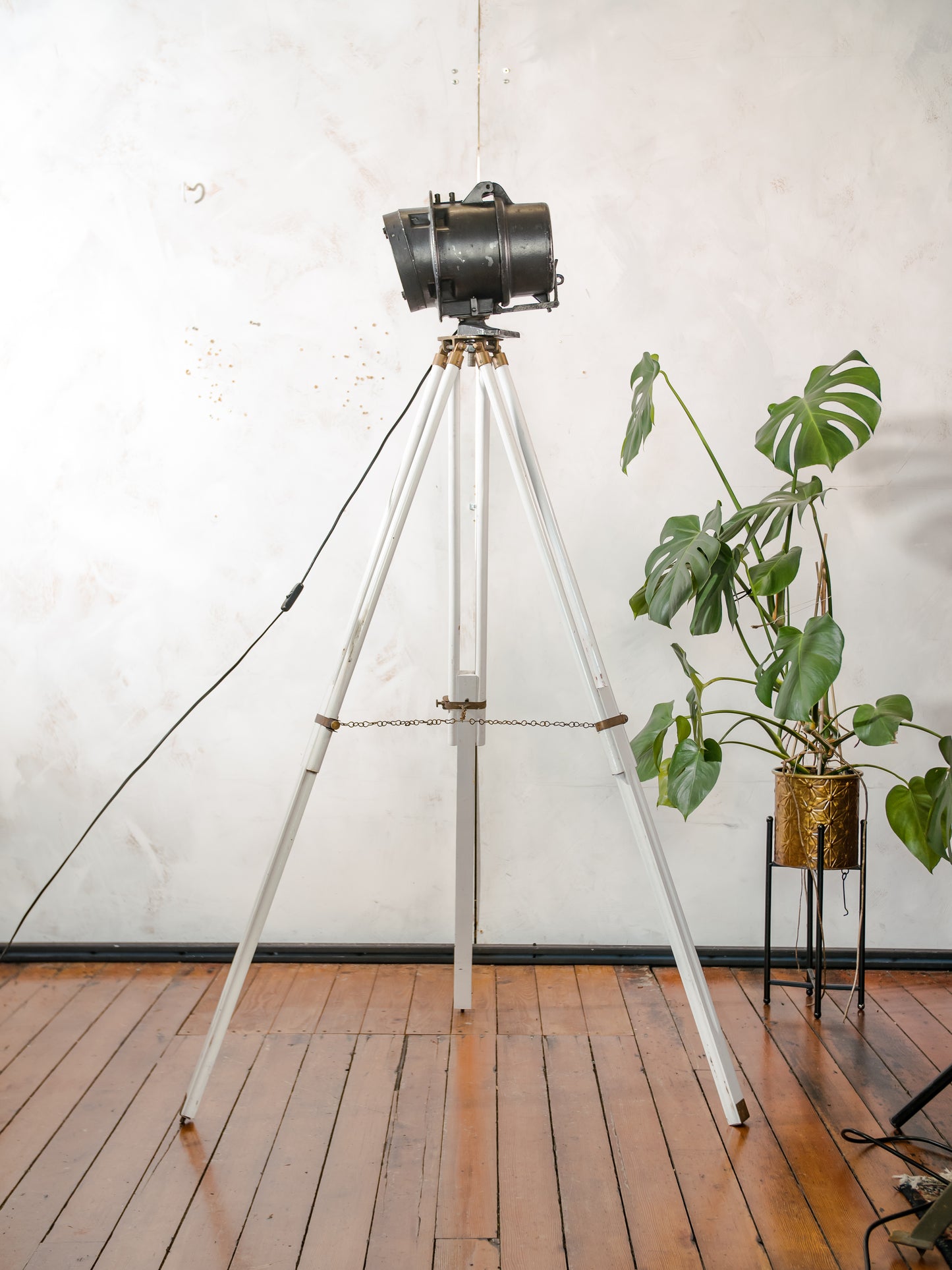 Vintage DDR spoorweg signaal lamp, gerestaureerde industriële staande lamp op wit houten statief, Telesig Berlin oranje lenslamp